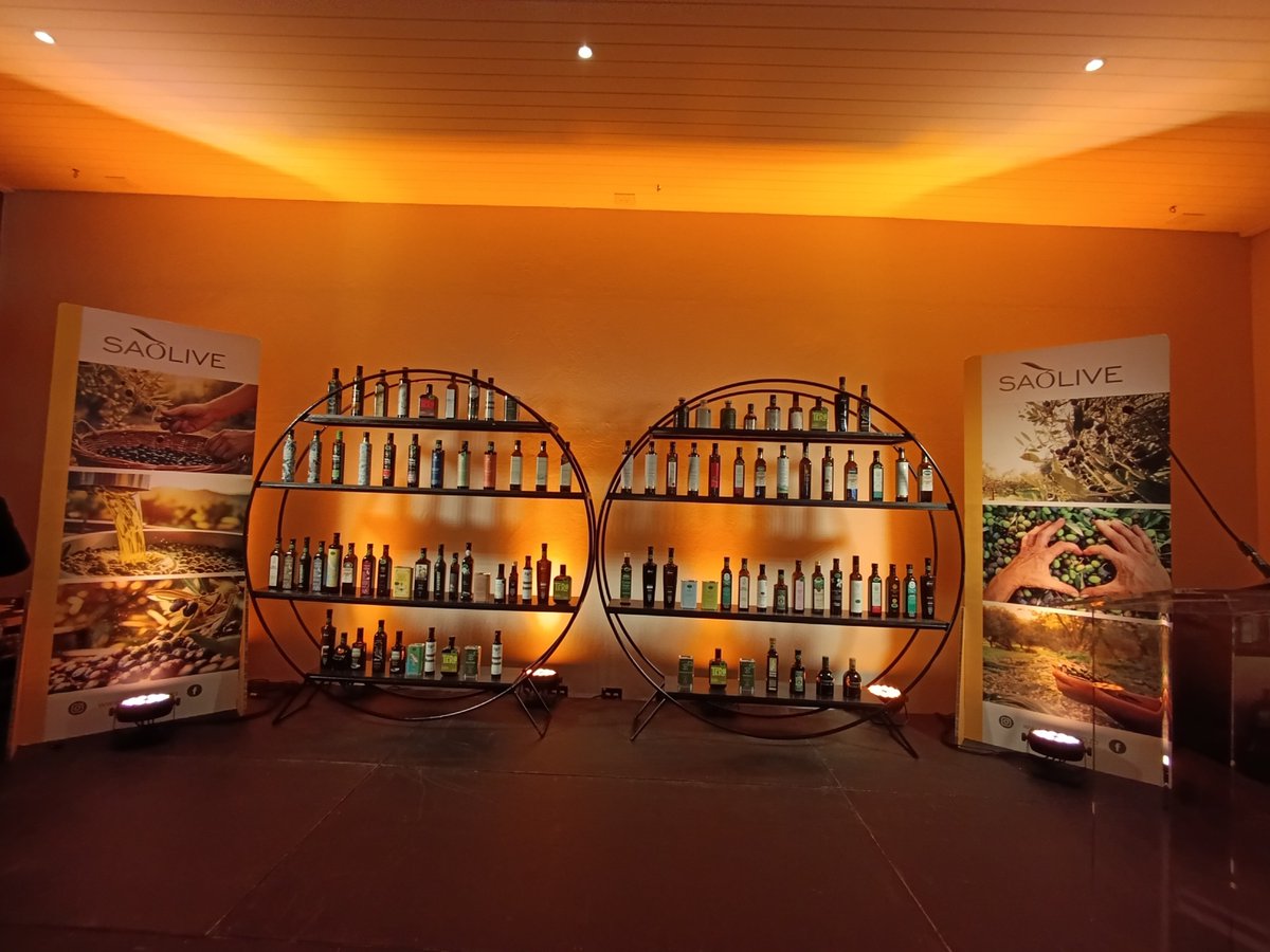 Glenneis's tweet photo. .@FarmersWeeklySA is on the ground at the #SAOliveAwards at Grande Roche in Paarl! 🫒

The excitement is building as South Africa’s top olive producers wait to see who takes home the honours.

Good luck to all the participants! https://t.co/ndAy1CbZiU