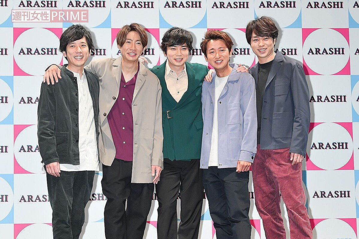 livedoornews's tweet photo. 【感動】9月15日「嵐」結成記念日、新聞広告が“粋な仕掛け”
https://t.co/EkPbsNdC1a

15日、『5 - 嵐という時間 -』の広告が朝日新聞と読売新聞の朝刊に掲載された。紙面には「光にかざして見てください」と記され、光にかざすと5人が並ぶ写真が浮かび上がる仕組みになっている。 https://t.co/nuo2184m2C