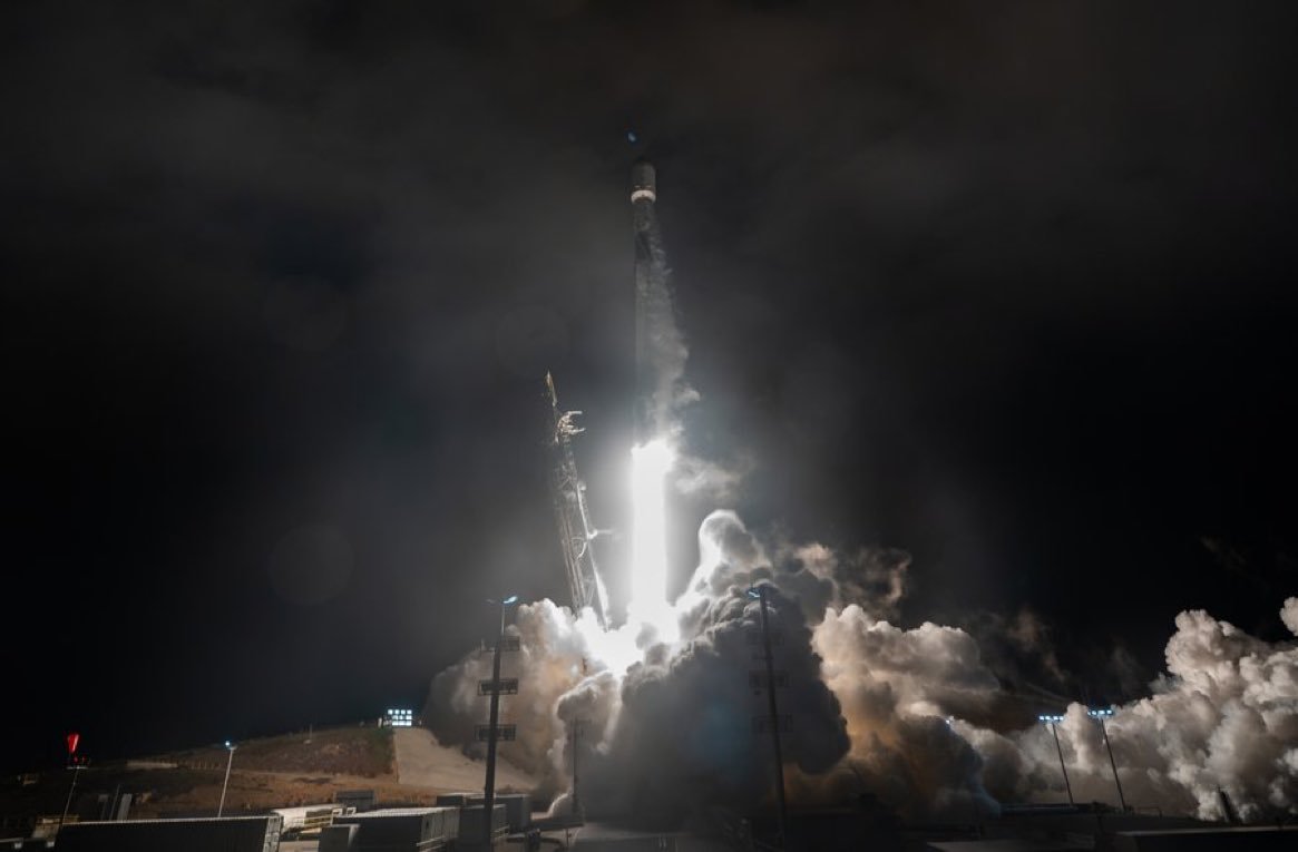Quinn_Patt's tweet photo. Falcon 9 launches 27 @Starlink satellites from California https://t.co/28z7g7uIYV
