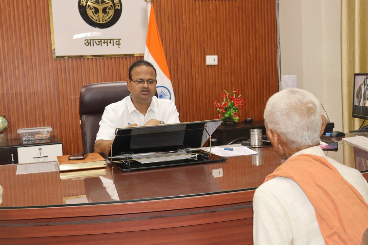 dmazamgarh's tweet photo. आज कलेक्ट्रेट आजमगढ़ में प्रातः 10 बजे से जनता दर्शन के दौरान आमजन की समस्याओं एवं शिकायतों को गंभीरतापूर्वक सुनकर प्राथमिकता के आधार पर गुणवत्तायुक्त निस्तारण के निर्देश दिए गए। https://t.co/fYVrGWL48e
