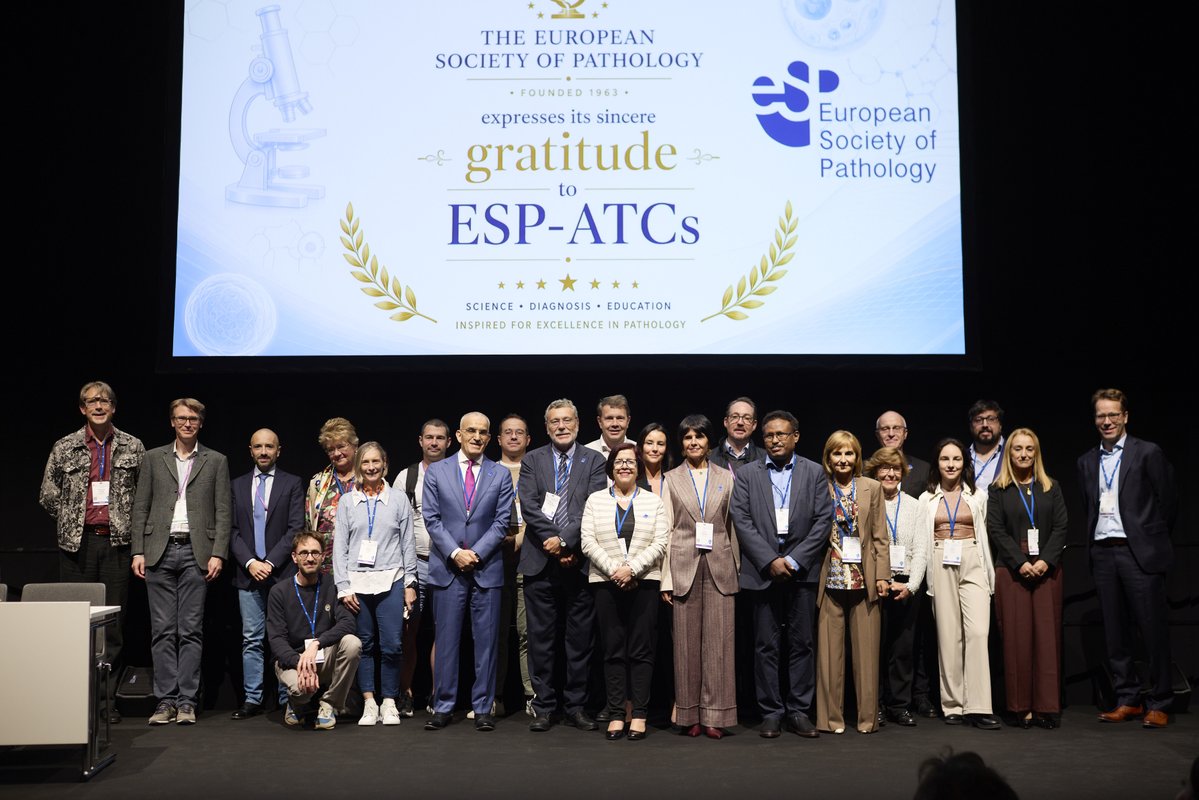 ESP_Pathology's tweet photo. At #ESPCongress and the session of the #education Committee we organised a brief ceremony to acknowledge the work of the ESP Advanced Training Centres!

This was a small recognition of their work and for training more than 150 Giordano Fellows thus far!
#pathology
#PathTwitter https://t.co/195aLOv0cW