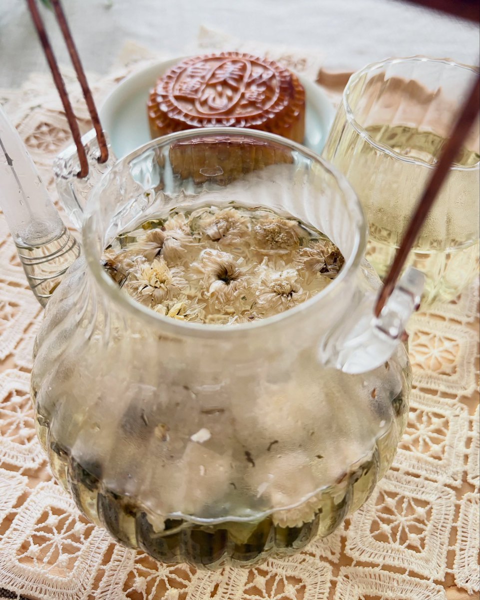 YakuzenPR's tweet photo. 菊花茶と月餅

9月9日は重陽の節句でした。

古代中国では、奇数を陽、偶数を陰としてきたので、陽の最大である9が重なる9月9日は、重陽というわけです。

そして重陽は菊の節句としても有名で、菊酒や菊茶をいただきながら、無病息災、不老長寿を願う日でもあります。 https://t.co/jjwfq9whs3