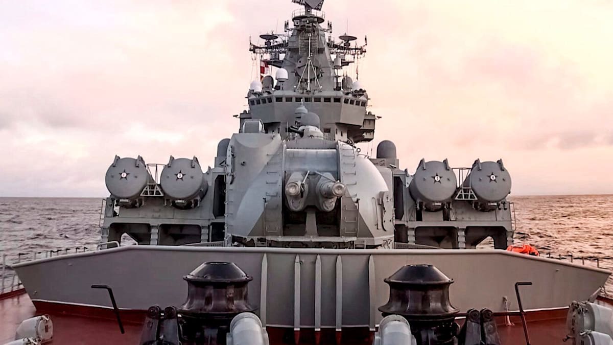 welt's tweet photo. Russisches Kriegsschiff feuert Leuchtkugeln auf dänischen Hubschrauber ab https://t.co/zt25UFZti9 https://t.co/BqgxxMe4p5