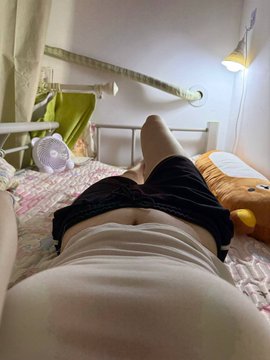 Rua998e's tweet photo. 新鲜出炉 女大宿舍实拍

形体课照，有人评锐吗？  

是粉哒！！看完不许瞎说🫣 https://t.co/PxTFNkFMXx