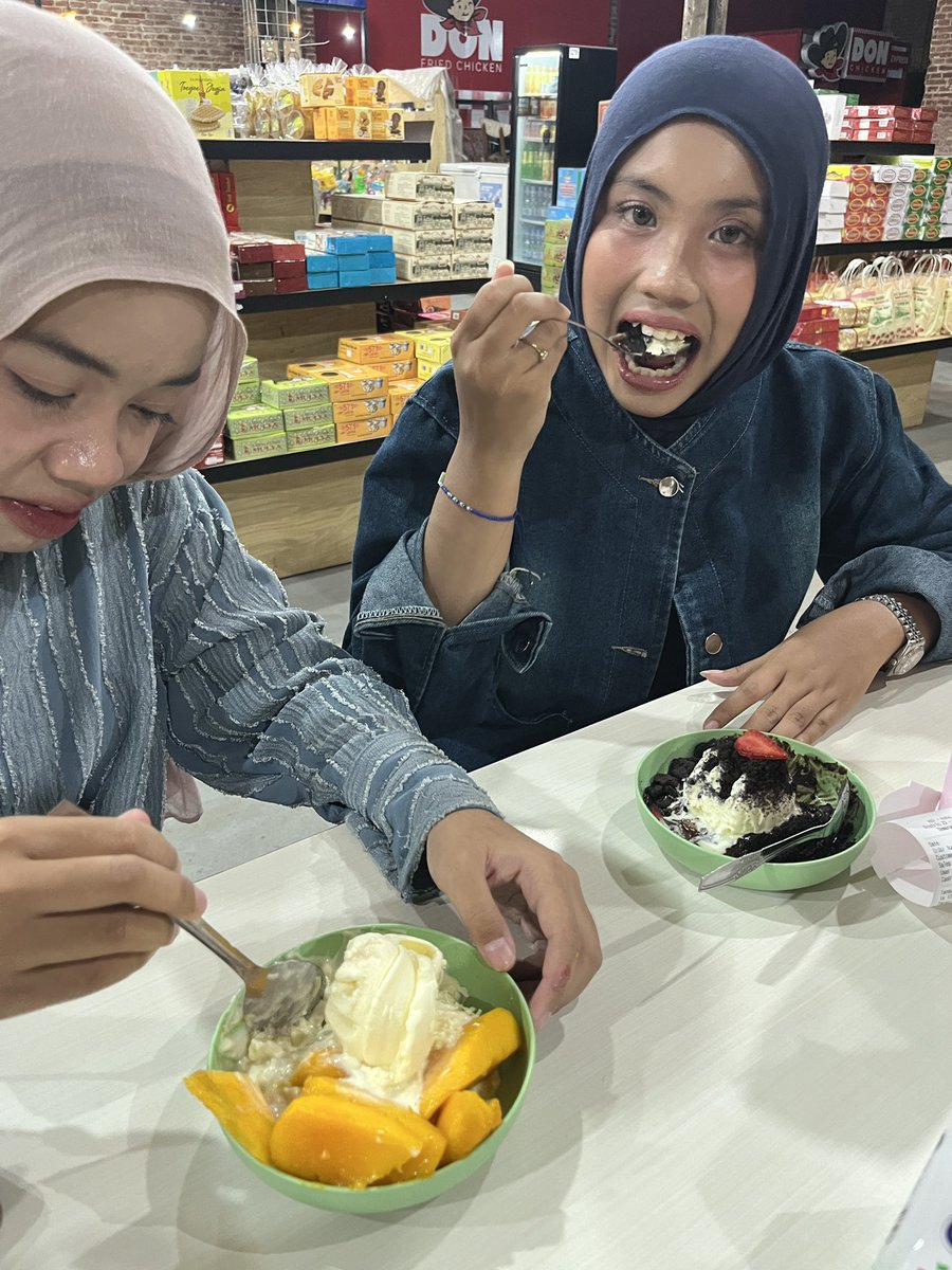 vedaajah's tweet photo. AKU HAPPY BGTTTTT TEMPAT MAGANG SKRG BISA KETEMU SAMA MANUSIA YG JENIS NYA BEDA BEDA NI 🥲💗

*mam ketan susu nurutin bm ak hwehehhee (walaupun eneg) https://t.co/kXgVa2V2MD