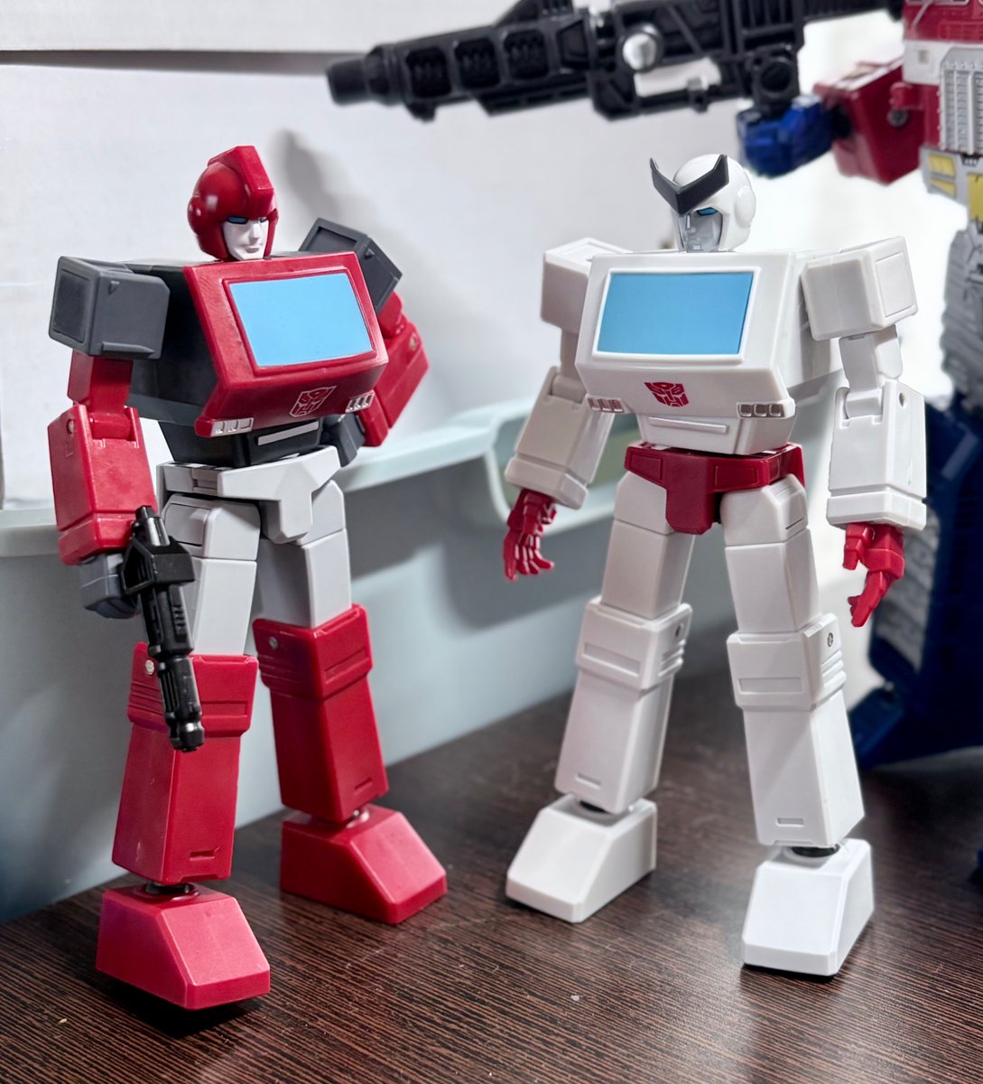 guitianjia34240's tweet photo. Yolo Park AMK MINIのアイアンハイドも続けて到着^_^
基本的な作りはラチェットと同じで開き手と握り手、銃が付属。
デバステーションコンボイと並べるとイイ感じ。
なお派手に見せるためにモビリティジョイントのビームバズーカを持たせているが、これも結構似合う😍

#トランスフォーマー
#ironhide https://t.co/fcTZoZlYIS