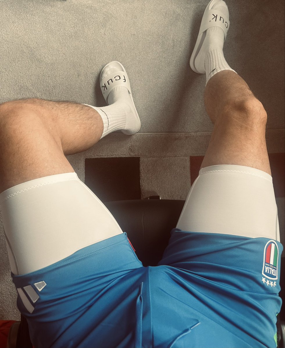 fkyrsxof's tweet photo. Football socks v crew socks 🤔😈 #gaysocks #footballsocks #whitesocks https://t.co/d3HECFWcyV