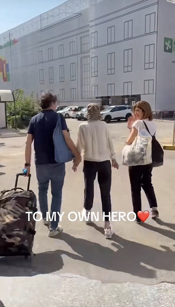 SuisseAlert's tweet photo. 🇨🇭🇮🇹🔥 Après plus de 200 jours sans pouvoir marcher, Francesca, rescapée italienne de l’incendie de Crans-Montana, quitte enfin l’hôpital de Milan en faisant à nouveau quelques pas. https://t.co/wHNkW1dfvZ