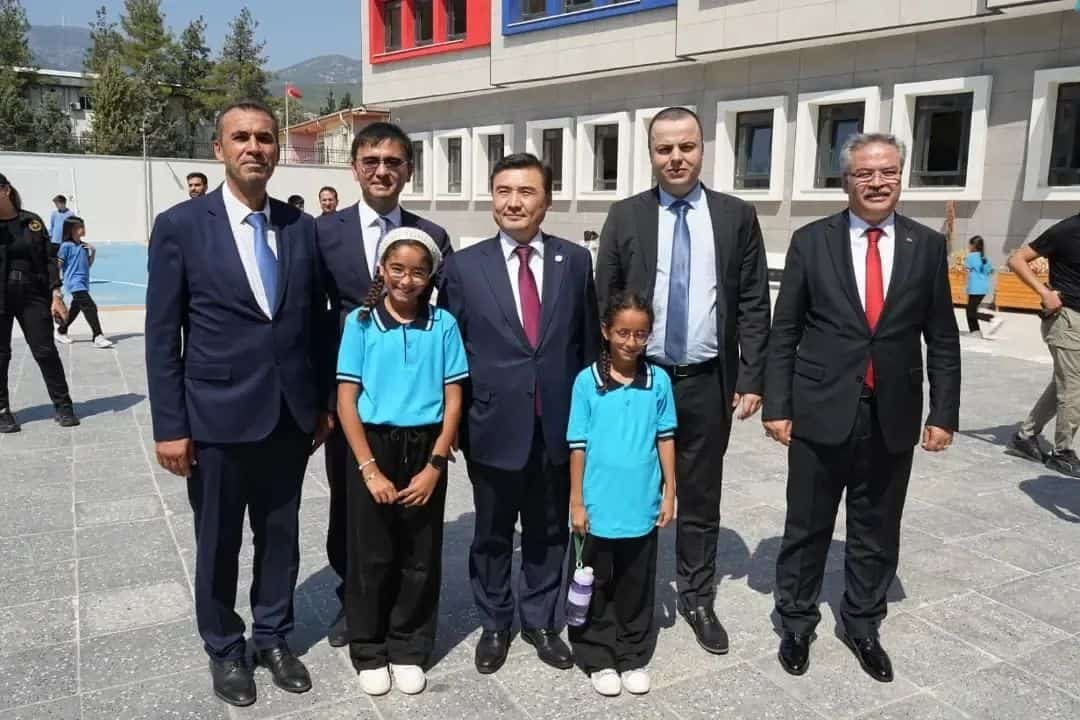 KazAID_RK's tweet photo. 🏫 On Sept 14 in Gaziantep, the 960-student Khoja Ahmed Yasawi School, built on the initiative of President Tokayev, welcomed its first pupils. KazAID Chairman Amb. Nurgali Arystanov &amp; Dep Governor Yakup Kılınçoğlu attended the event.
#KazAID #Kazakhstan #Turkiye #ODA https://t.co/Bg8H6yhjns