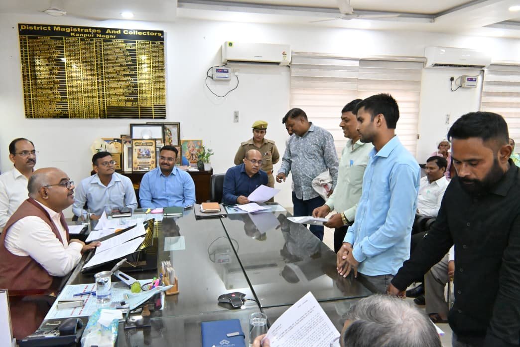 DMKanpur's tweet photo. कलेक्ट्रेट में आयोजित 'जनता दर्शन' के दौरान जनपदवासियों की समस्याओं और शिकायतों को संवेदनशीलता के साथ सुना।
​जनसामान्य की संतुष्टि ही सुशासन की कसौटी है। संबंधित विभागीय अधिकारियों को स्पष्ट निर्देश दिए गए हैं कि धरातल पर पूर्ण पारदर्शिता, उच्च गुणवत्ता और तय समय-सीमा के भीतर निस्तारण सुनिश्चित किया जाए। @CMOfficeUP