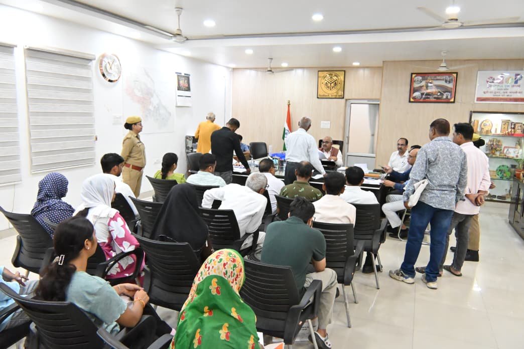 DMKanpur's tweet photo. कलेक्ट्रेट में आयोजित 'जनता दर्शन' के दौरान जनपदवासियों की समस्याओं और शिकायतों को संवेदनशीलता के साथ सुना।
​जनसामान्य की संतुष्टि ही सुशासन की कसौटी है। संबंधित विभागीय अधिकारियों को स्पष्ट निर्देश दिए गए हैं कि धरातल पर पूर्ण पारदर्शिता, उच्च गुणवत्ता और तय समय-सीमा के भीतर निस्तारण सुनिश्चित किया जाए। @CMOfficeUP