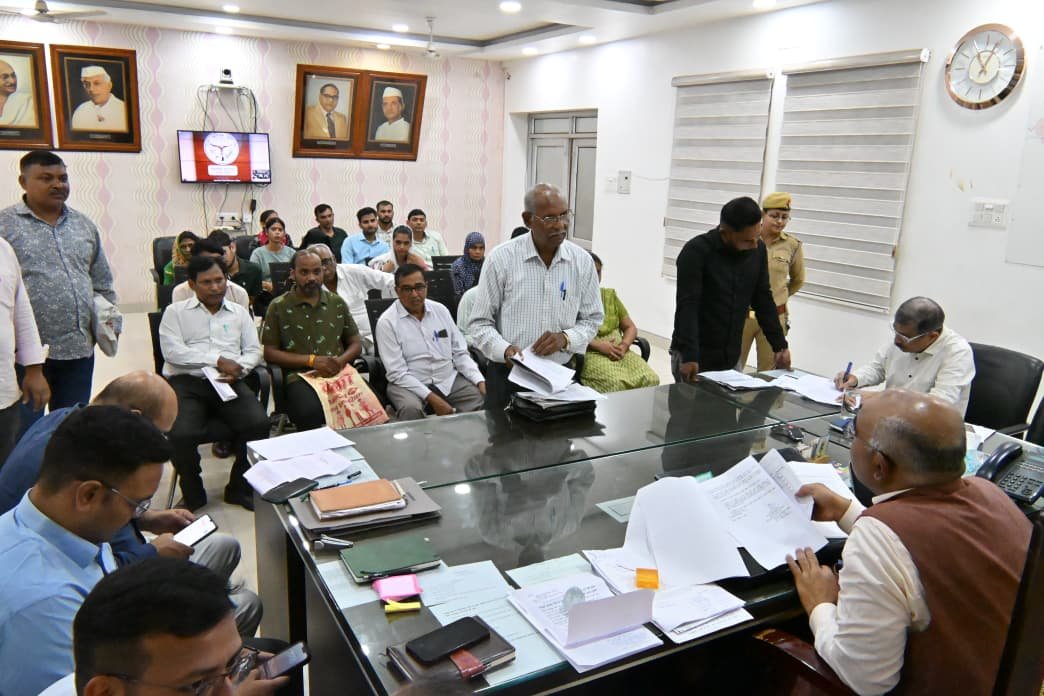 DMKanpur's tweet photo. कलेक्ट्रेट में आयोजित 'जनता दर्शन' के दौरान जनपदवासियों की समस्याओं और शिकायतों को संवेदनशीलता के साथ सुना।
​जनसामान्य की संतुष्टि ही सुशासन की कसौटी है। संबंधित विभागीय अधिकारियों को स्पष्ट निर्देश दिए गए हैं कि धरातल पर पूर्ण पारदर्शिता, उच्च गुणवत्ता और तय समय-सीमा के भीतर निस्तारण सुनिश्चित किया जाए। @CMOfficeUP