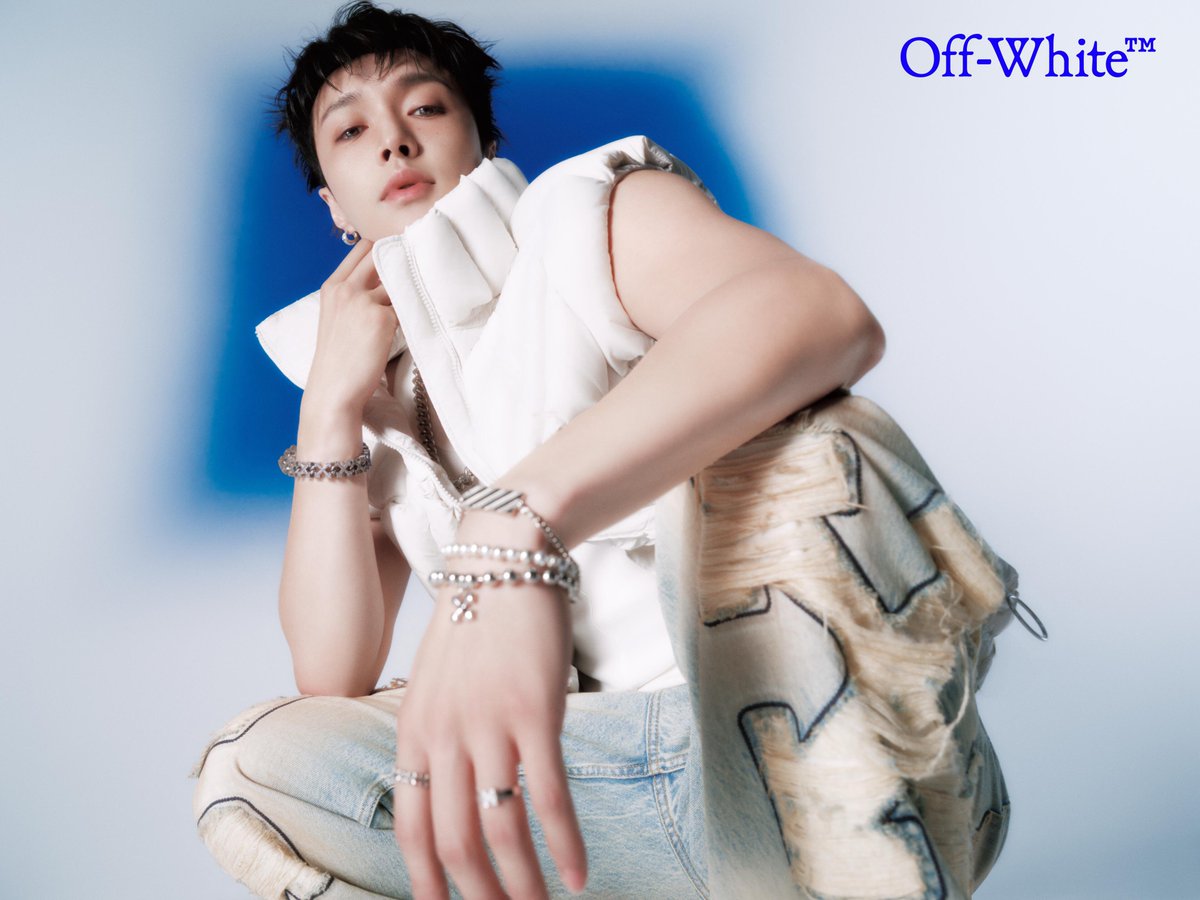 XingPark's tweet photo. 260915 Off-White weibo update：

The brand’s ambassador 👉🏻 LAY ZHANG YIXING 👏🏻@layzhang 
#LAYxOffWhite 

#LayZhang #张艺兴 #Lay #Yixing #레이 #レイ #장이씽 #อี้ชิง https://t.co/WBeoSGSVmy