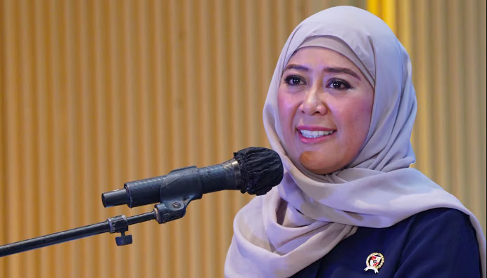 LambeSahamjja's tweet photo. komdigi rilis daftar aplikasi yang dianggap berisiko tinggi buat anak:
- yang masuk risiko tinggi
- youtube, lazada, blibli, bmoney, vidio
- hago app, snackvideo, media sosial x, discord
apple podcasts, wetv, maxstream tv
- game game kayak valorant, teamfight tactics mobile, goddess of victory nikke, age of empires mobile, crossfire legends, sola mahjong, ludo superstar
- telegram sama pinterest juga disebut masuk kategori ini
- alasannya karena kontennya terbuka luas dan ada fitur interaktif