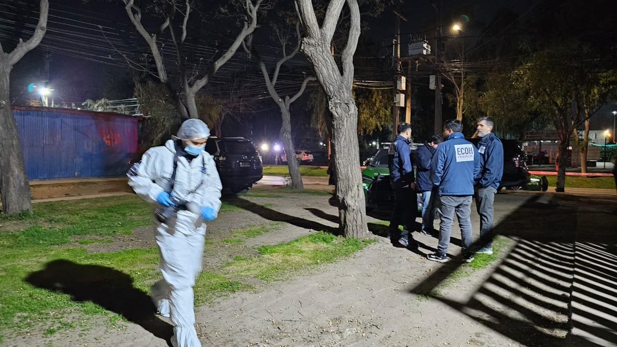 ECOH_FiscaliaRM's tweet photo. Hasta Av. General Bonilla, de Pudahuel, se trasladó @ECOH_FiscaliaRM junto a @PDI_CHILE por el homicidio con arma de fuego de un chileno adulto, quien recibió al menos dos impactos de bala al interior de un block de departamentos. https://t.co/wqEistGmn4