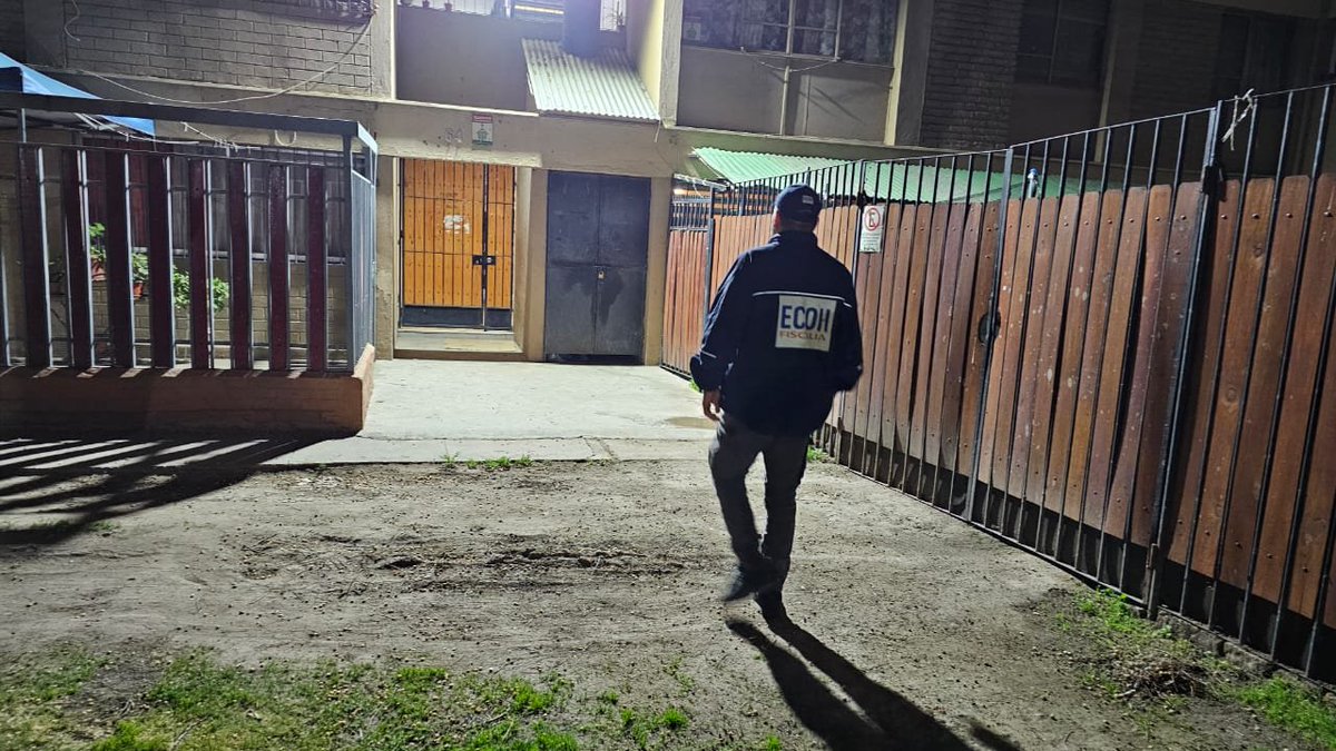 ECOH_FiscaliaRM's tweet photo. Hasta Av. General Bonilla, de Pudahuel, se trasladó @ECOH_FiscaliaRM junto a @PDI_CHILE por el homicidio con arma de fuego de un chileno adulto, quien recibió al menos dos impactos de bala al interior de un block de departamentos. https://t.co/wqEistGmn4