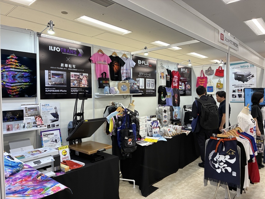 Kppc1924's tweet photo. 本日開催の #OGBS2026 に、KPPグループの #ジェットグラフ が出展中！
会場では、ウエア用のラバーシートやヒートプレス機などのビジュアルコミュニケーション商材をご紹介しています。
ぜひ会場でを実機をご覧ください！

📍サンシャインシティ 展示ホールD
📅 9月16日まで
🕙 10:00～17:00 https://t.co/CM8xH9YnUq