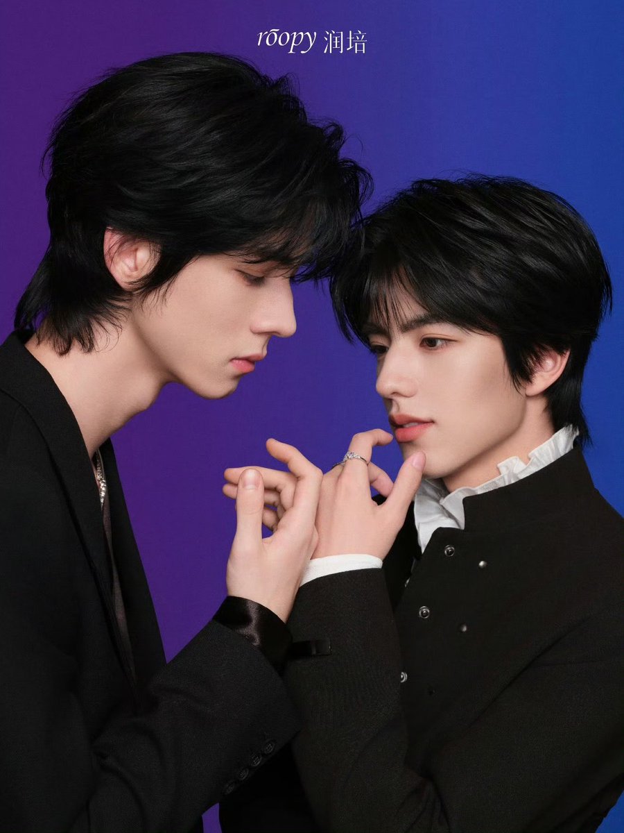 XYSTLEE00's tweet photo. Happy 6-month anniversary! 😌😚💜💙 https://t.co/EsKFvxSb5h