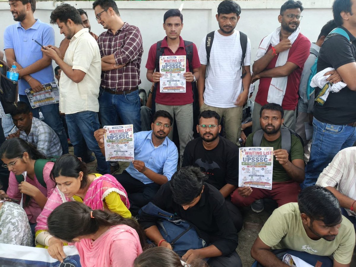 singhdigvijay__'s tweet photo. #WAITING_LIST_IN_UPSSSC_EXAMS आदरणीय @brajeshpathakji, उत्तर प्रदेश में 1994 में भर्तियों में 'वेटिंग लिस्ट' का शासनादेश लागू था। जब railway और अन्य आयोगों में यह व्यवस्था है, तो UPSSSC में क्यों नहीं? युवाओं से किए गए वादे के अनुसार कृपया जल्द से जल्द वेटिंग लिस्ट लागू करे। https://t.co/Y2meL0fufp