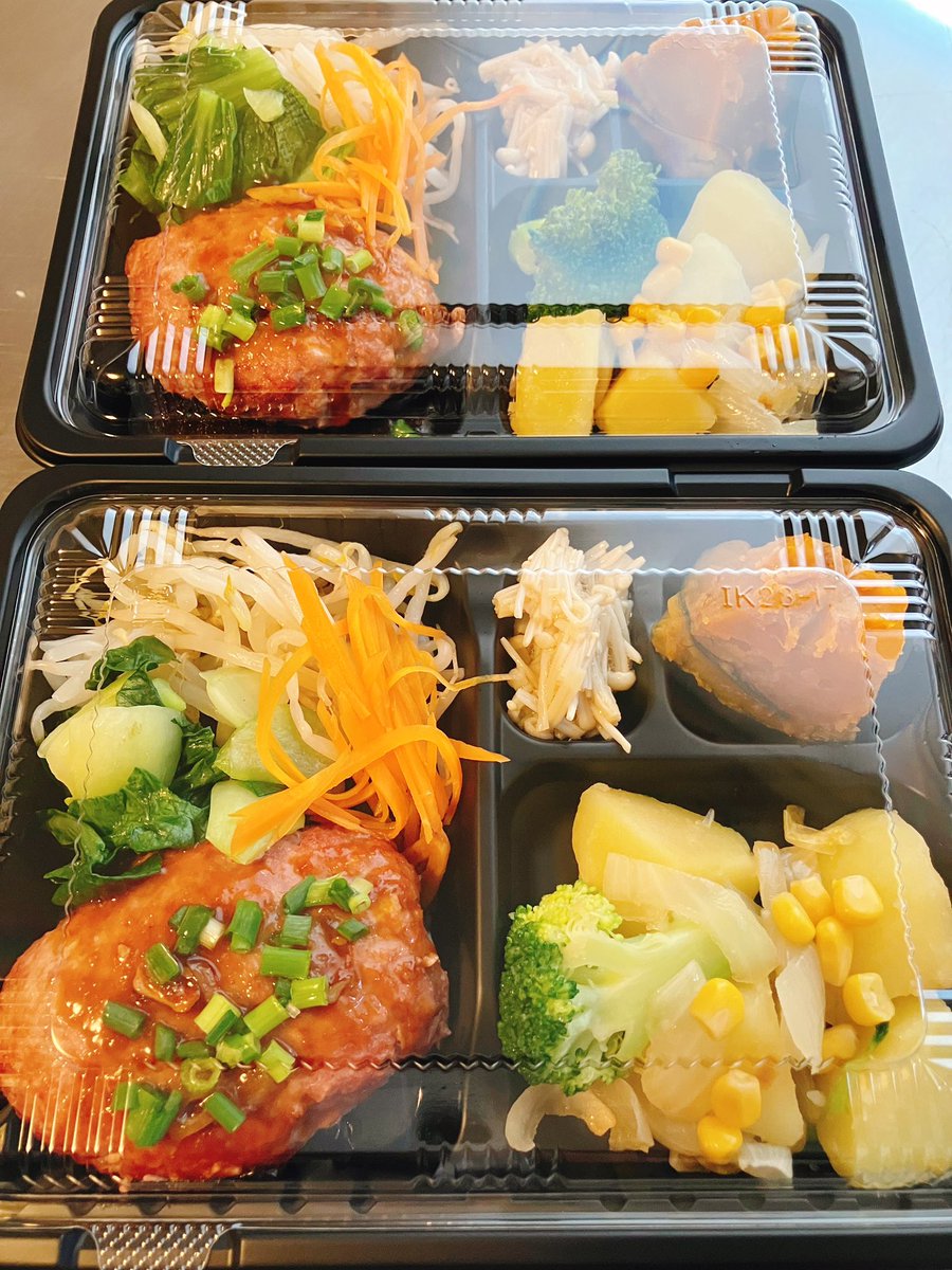 itsmonogohan's tweet photo. こんばんは。今日の昼は、和風ハンバーグです。ハンバーグ種を小判形に丸めて焼き、醤油やニンニク、砂糖等で作ったタレをかけました。今まで和風ハンバーグと銘打った日は、大葉や大根おろし等添えたおろしバーグに近いものでしたが、今回は手製とはいえ焼肉のタレに近い味付けですね。#いつもの御飯 https://t.co/Tmtyiy4Fca