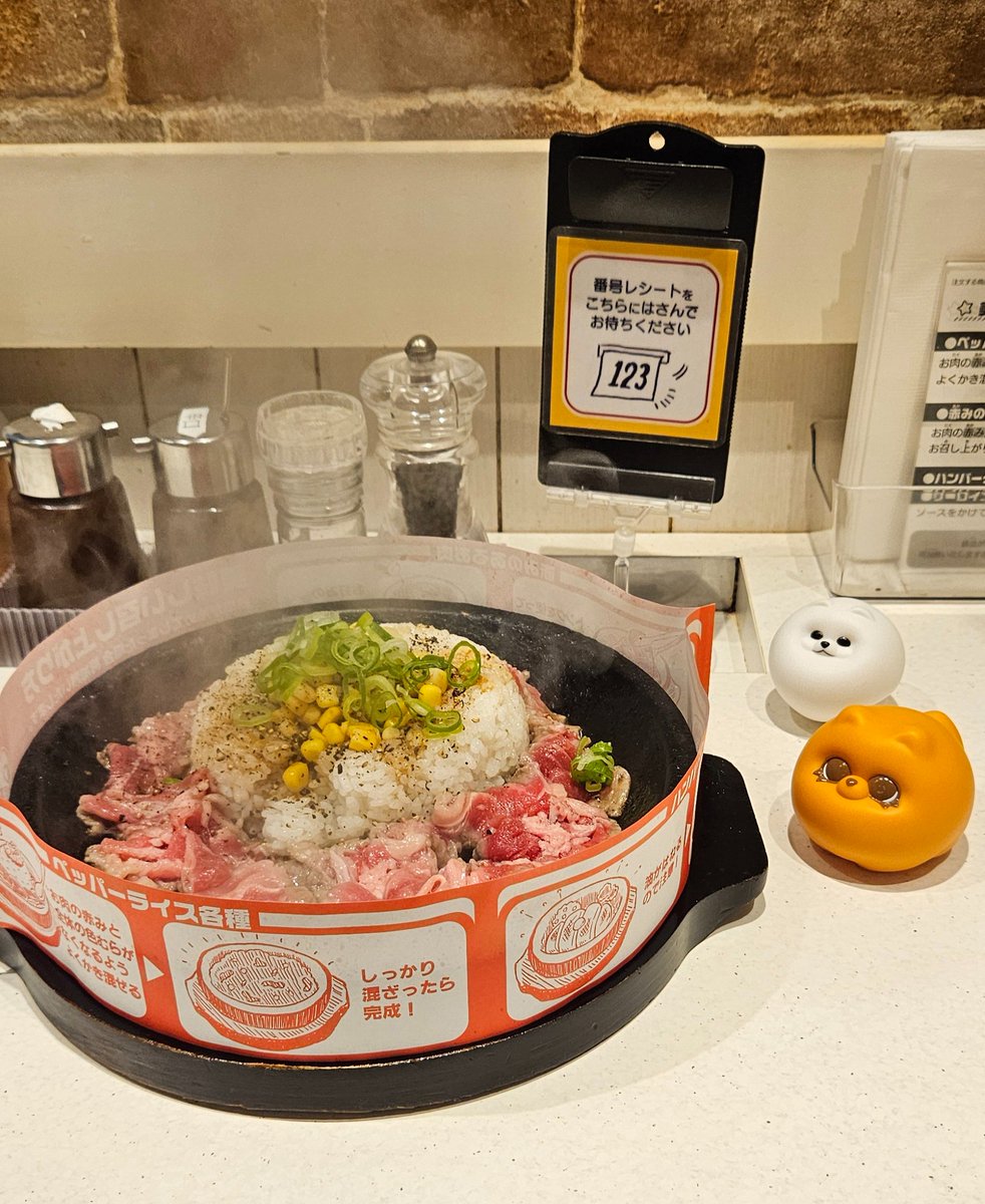 donox2ury's tweet photo. 今日のお夕飯🍴
今日はペッパーランチで
🥩特盛WEEK！お肉大盛り
ペッパーライ��を爆食い！？
お肉大盛りでもお値段一緒😋
肉が食べたかったので、大満足です！塩コショウを更にかけて美味しくいただくのでした😆
ポメ達も早速参戦💪
ごちそうさまでした🙏
#晩御飯 #POMEKO https://t.co/SO1u4JD4NF