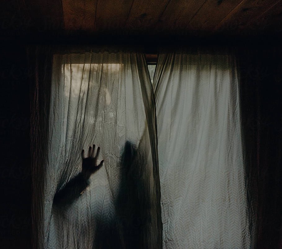 Ayeshaaa_xoxox's tweet photo. Should I tell you guys the horrifying story of my friend waking up at 3 am in her dorm room to find the silhouette of a guy standing behind the curtains ?

Yes it was her clingy stalker brown ex boyfriend https://t.co/LOqH57nMhi