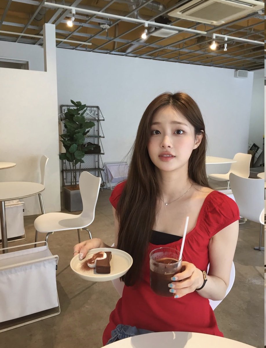 chuu_Ivr's tweet photo. She’s so gf here https://t.co/lvs8CsxXZN