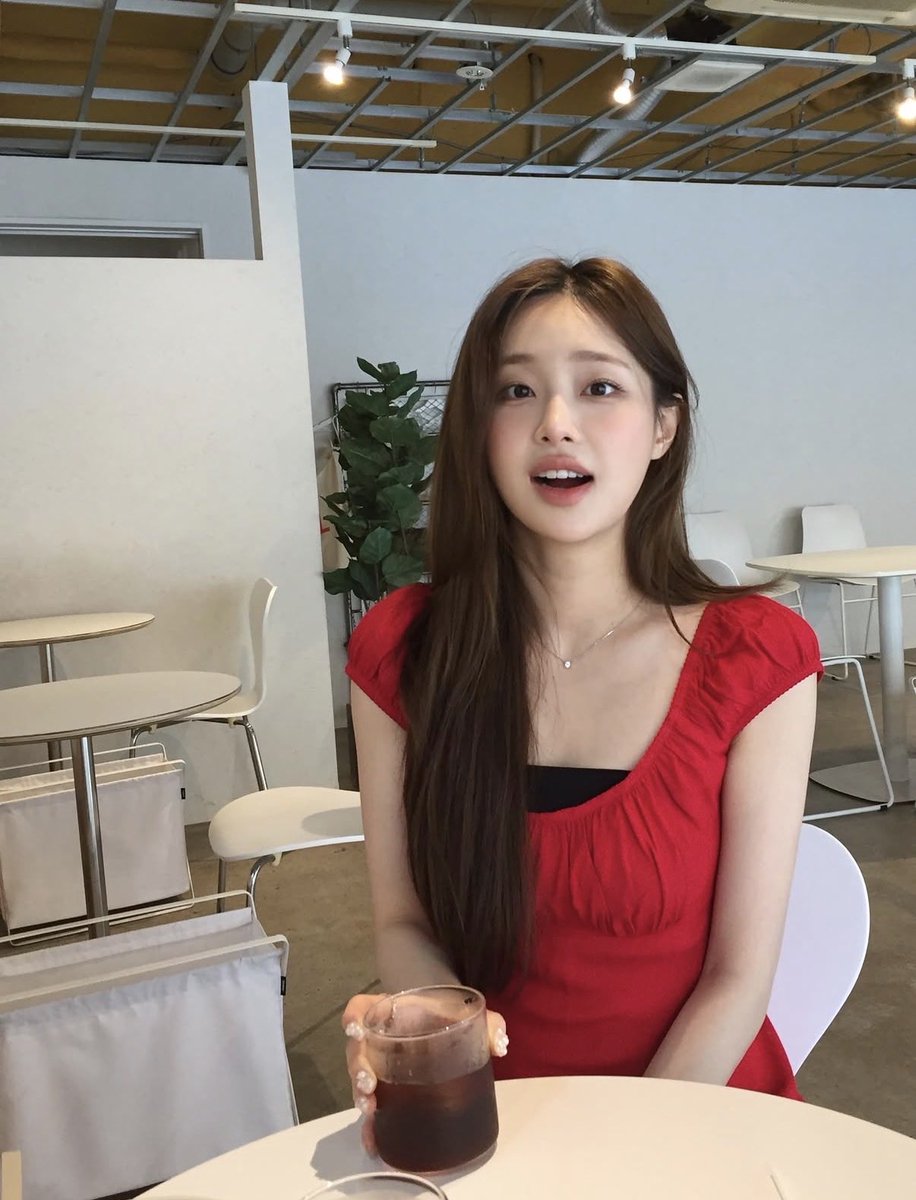 chuu_Ivr's tweet photo. She’s so gf here https://t.co/lvs8CsxXZN