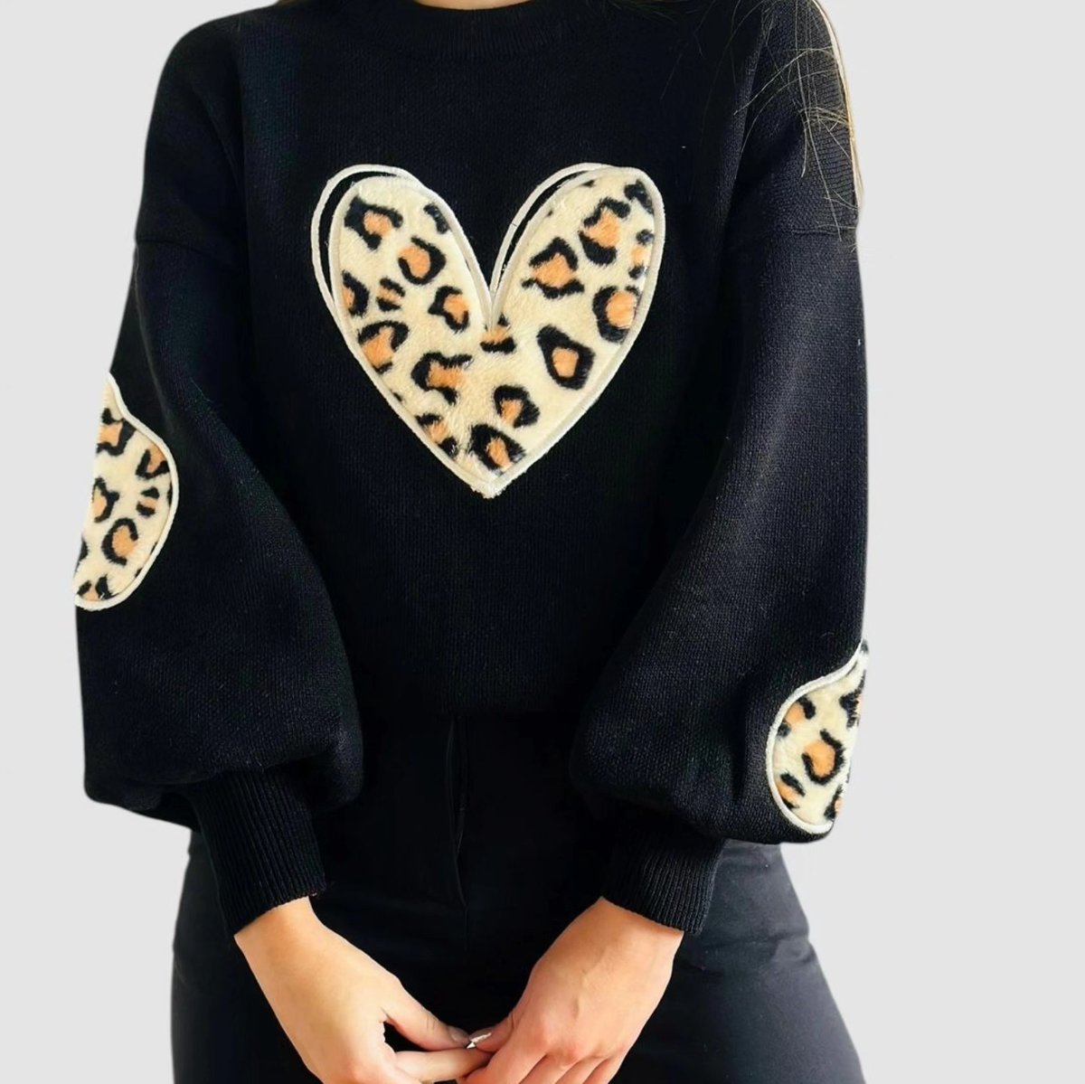 EusebioBeaorg's tweet photo. Lightweight knitted polo sweater with a contrasting collar, V-shaped lapel, and adorable mini-heart pattern. 100% Colombian craftsmanship with excellent-quality finishes. The collegiate polo style is trending, while the heart detail adds a feminine https://t.co/nu9NZZNq9l