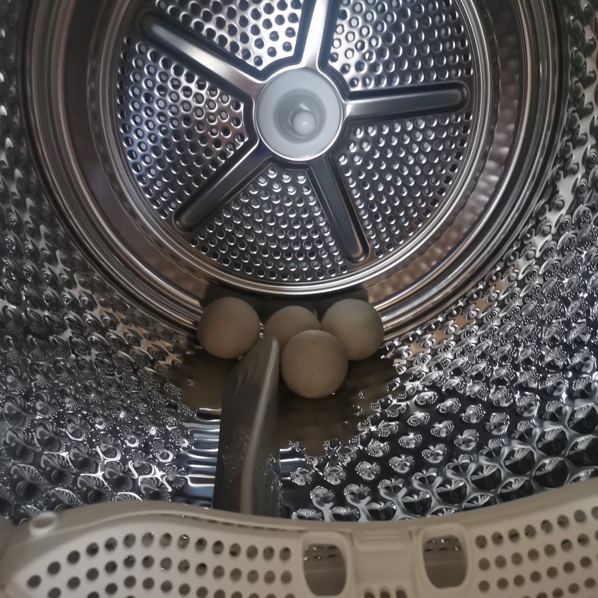 CanSahinwj0f's tweet photo. Just finished folding laundry and found a tiny sock hiding in the dryer—classic! （刚叠完衣服，从烘干机里翻出一只藏起来的小袜子——太经典了！）， https://t.co/njsGKnVUnc