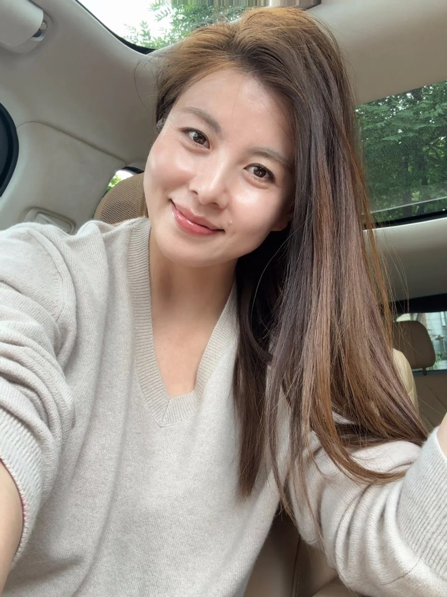 terralyn_c's tweet photo. 最近排卵期上班都感觉脸烫烫的，像我这种阿姨在x这么不吃香嘛......... https://t.co/z2Ya6dlyRD