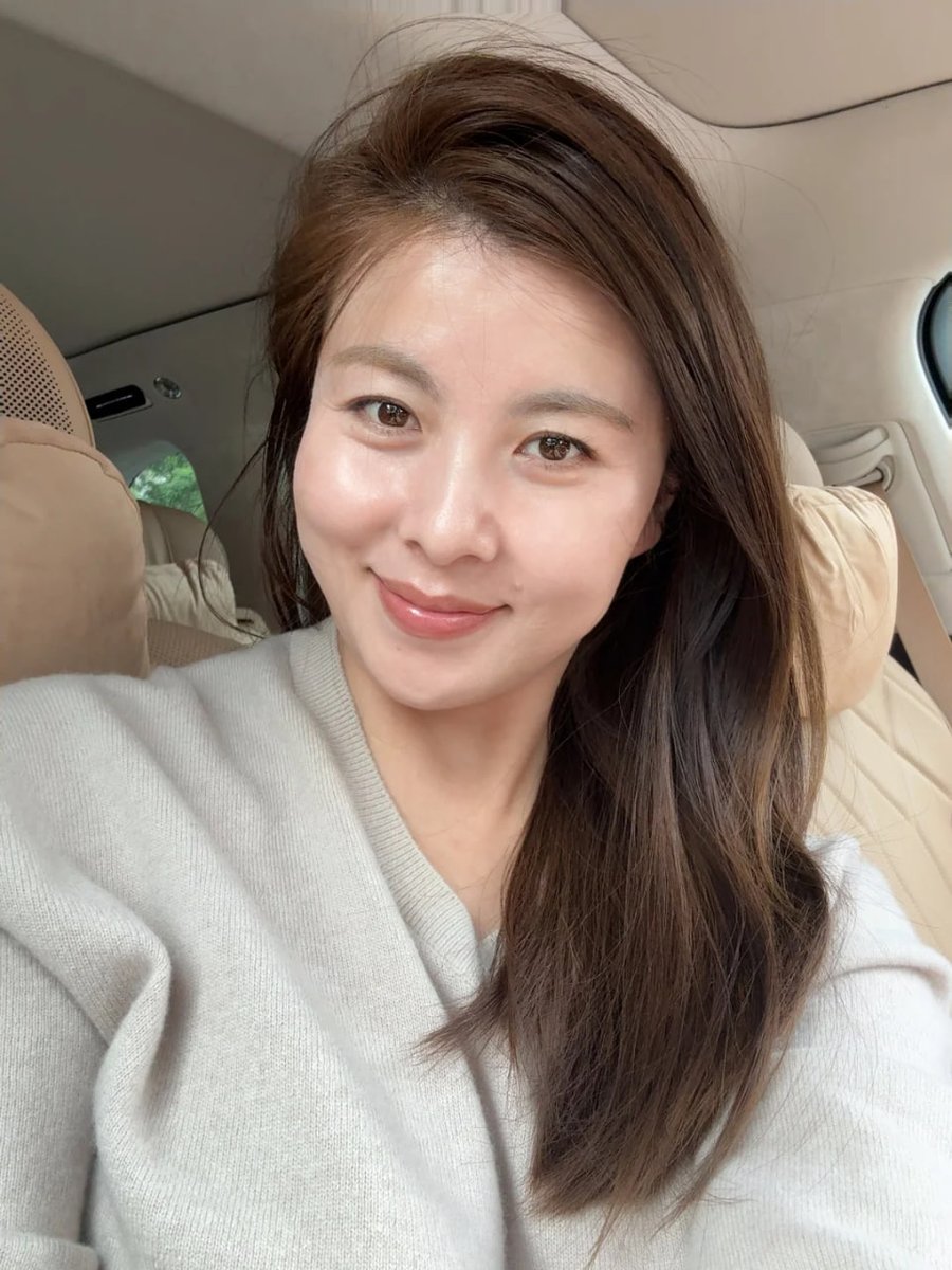 terralyn_c's tweet photo. 最近排卵期上班都感觉脸烫烫的，像我这种阿姨在x这么不吃香嘛......... https://t.co/z2Ya6dlyRD
