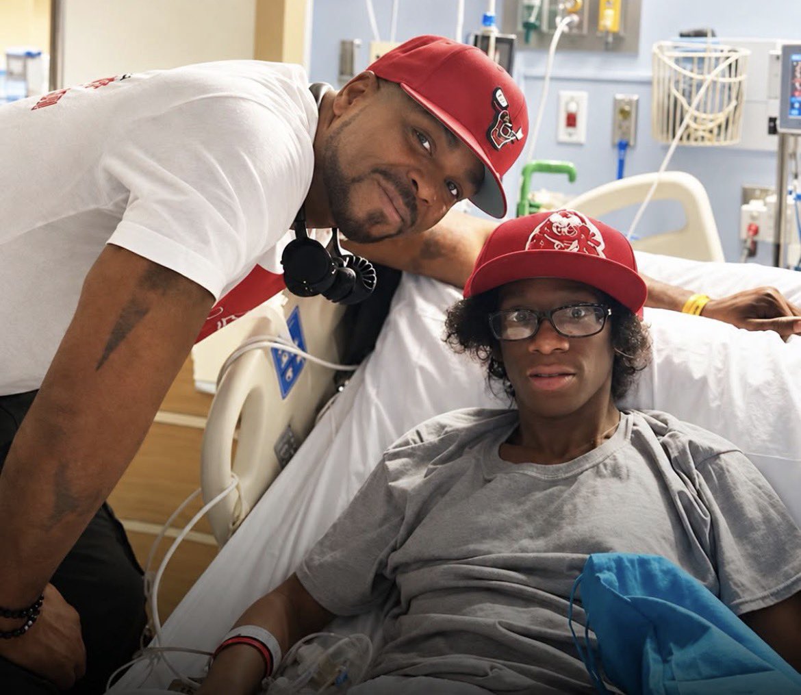 voidfactss's tweet photo. Method Man heard a Wu-Tang fan had spent three months in a hospital so he showed up to surprise him https://t.co/FeoGQqXoDu