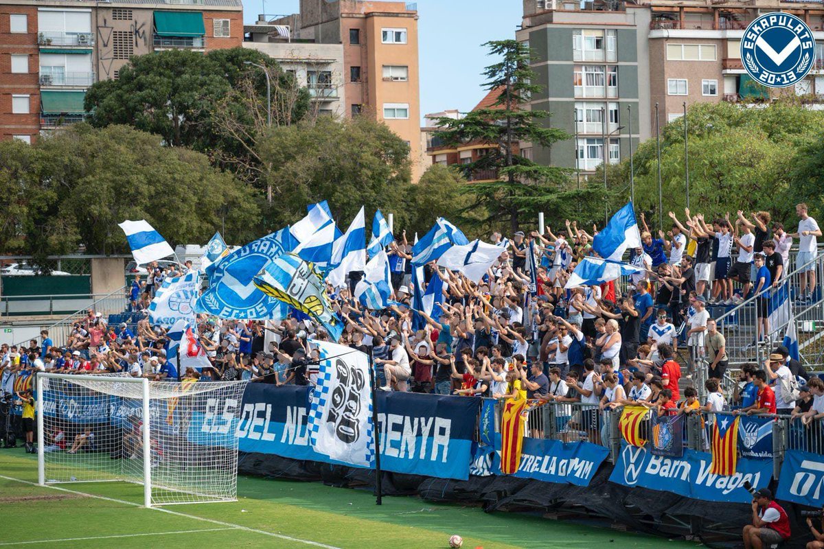 Eskapulats's tweet photo. EUROPA 1-2 HÉRCULES

Els del Nou Sardenya vam tornar a animar durant els 90 minuts tot i la derrota als últims instants. Aquí es lluita fins al final!

[1/2] https://t.co/KMS7kjdmLU
