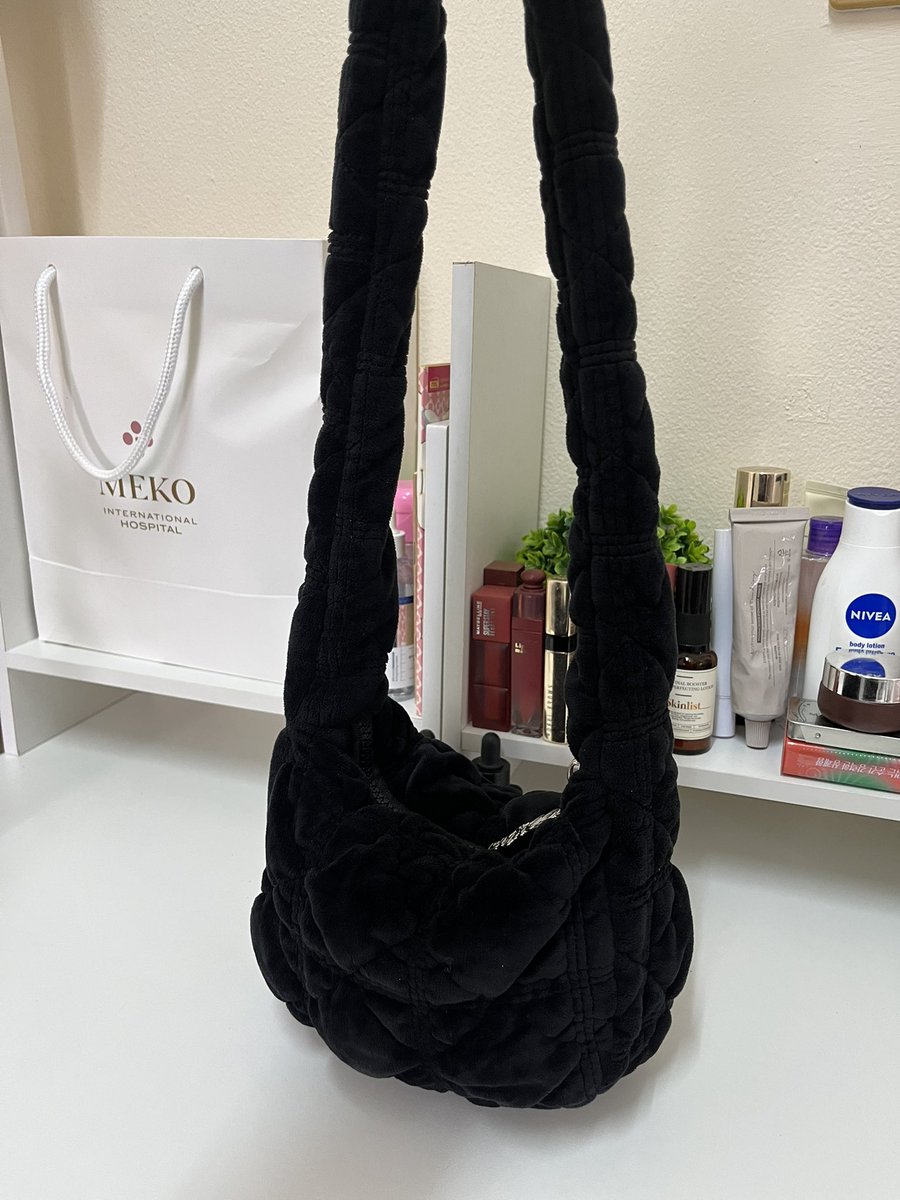 pemxex's tweet photo. Carlyn Soft Velvet Mini Bag 
สีดำ ดีไซน์ผ้ากำมะหยี่
ใหม่มาก ใช้ไม่กี่ครั้ง 
ราคา 650 เรียกแมสได้
#ส่งต่อcarlyn #ส่งต่อกระเป๋า https://t.co/4ibWwDE82V