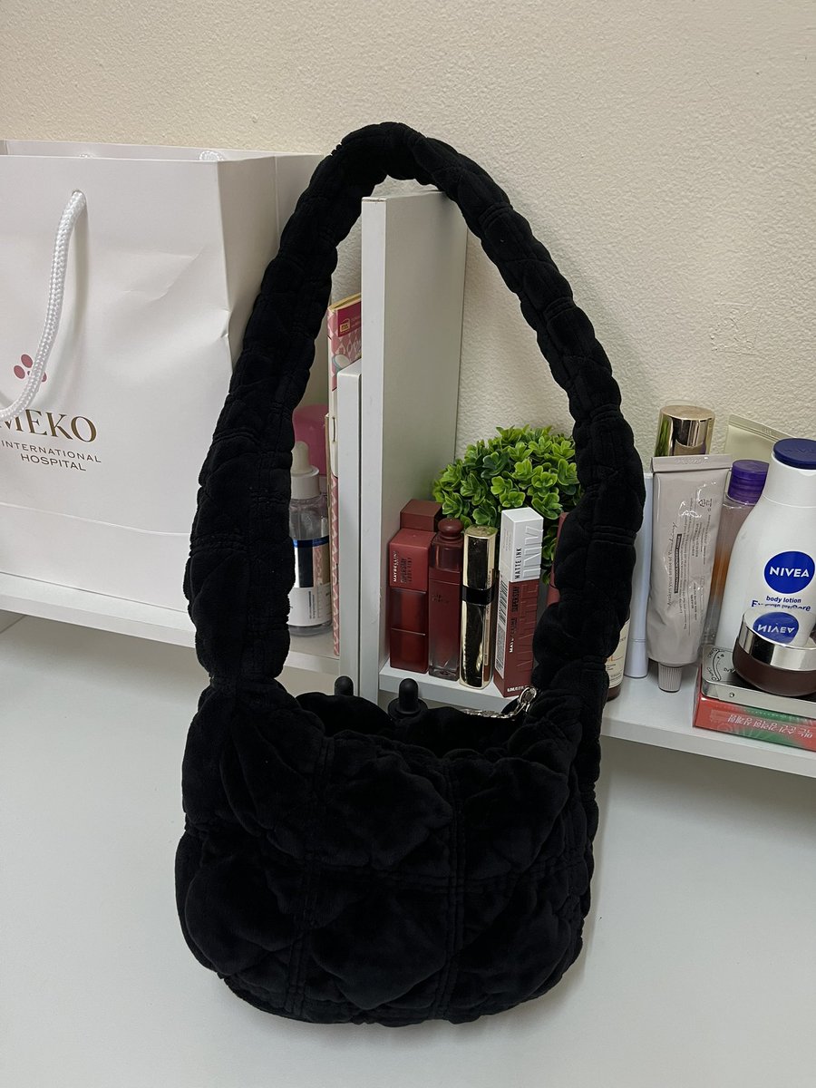 pemxex's tweet photo. Carlyn Soft Velvet Mini Bag 
สีดำ ดีไซน์ผ้ากำมะหยี่
ใหม่มาก ใช้ไม่กี่ครั้ง 
ราคา 650 เรียกแมสได้
#ส่งต่อcarlyn #ส่งต่อกระเป๋า https://t.co/4ibWwDE82V