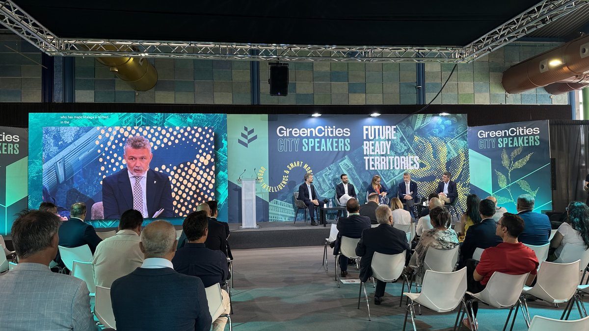 forogreencities's tweet photo. En Greencities 2026 abordamos cómo los datos, la inteligencia artificial y la digitalización están transformando la gestión de las ciudades para avanzar hacia modelos urbanos más eficientes y sostenibles.

Participan @conrado_escobar, alcalde de @AytoLogrono y presidente de la REDD; @dariomlerga, alcalde de @AjunySagunt; @JorgeRodrigz_, alcalde de @ajOntinyent; y @sara_heba, alcaldesa de @aytogetafe. Modera Julián García Barbosa, del Área de Transformación Digital de @Telefonica.

#Greencities2026