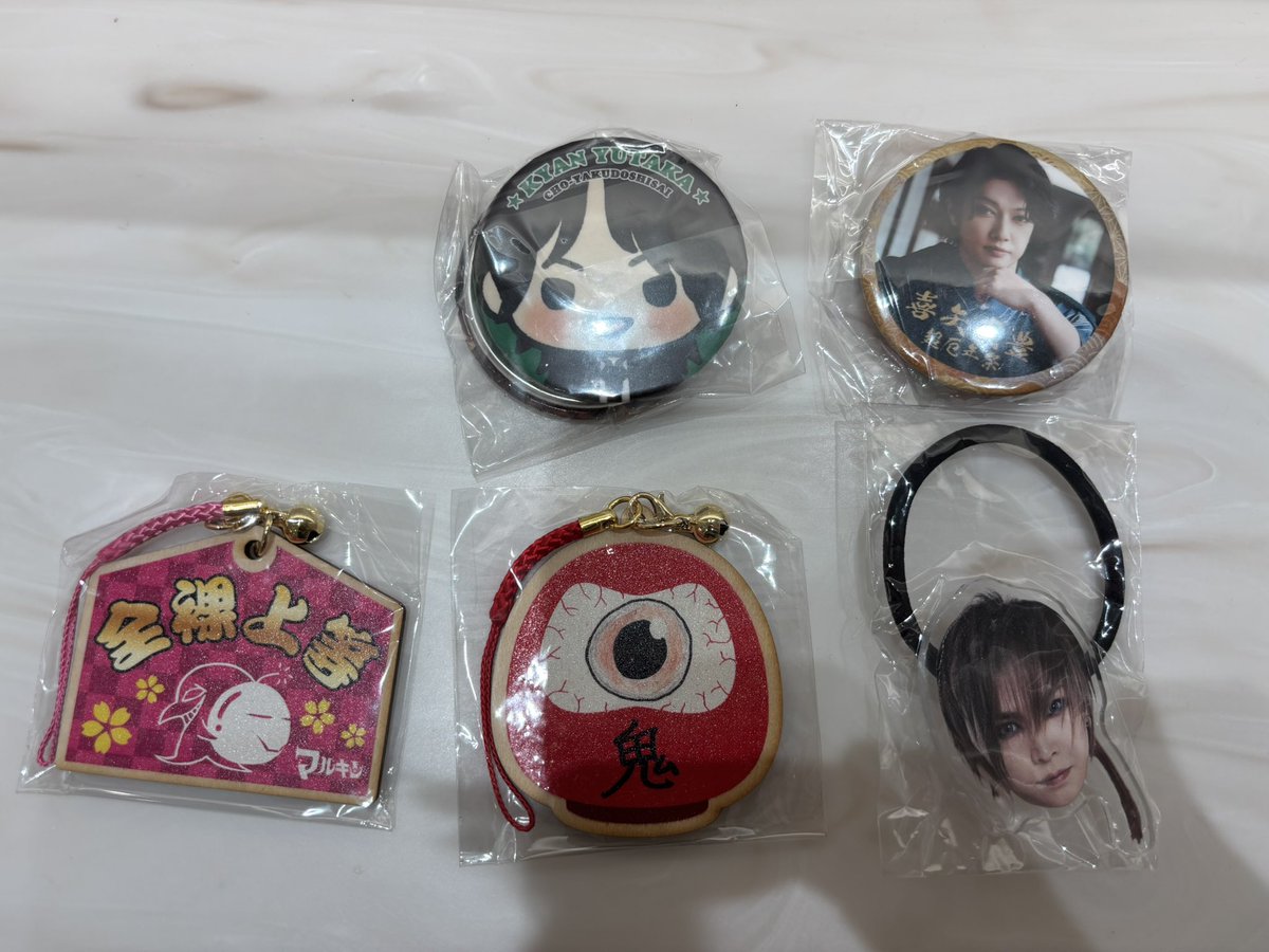 upaaaaa4's tweet photo. ゴールデンボンバー 超厄年祭 ガチャ 交換

譲:画像のもの

求:同種 歌広場淳
     ヘアゴムはクリア枠、
     缶バ実写は実写同士希望です。

本日名古屋会場での手渡しまたは
郵送にて交換をお願い致します🙇‍♀️

検索からでもお気軽にお声掛け��ださい！ https://t.co/87iyIb6BPg