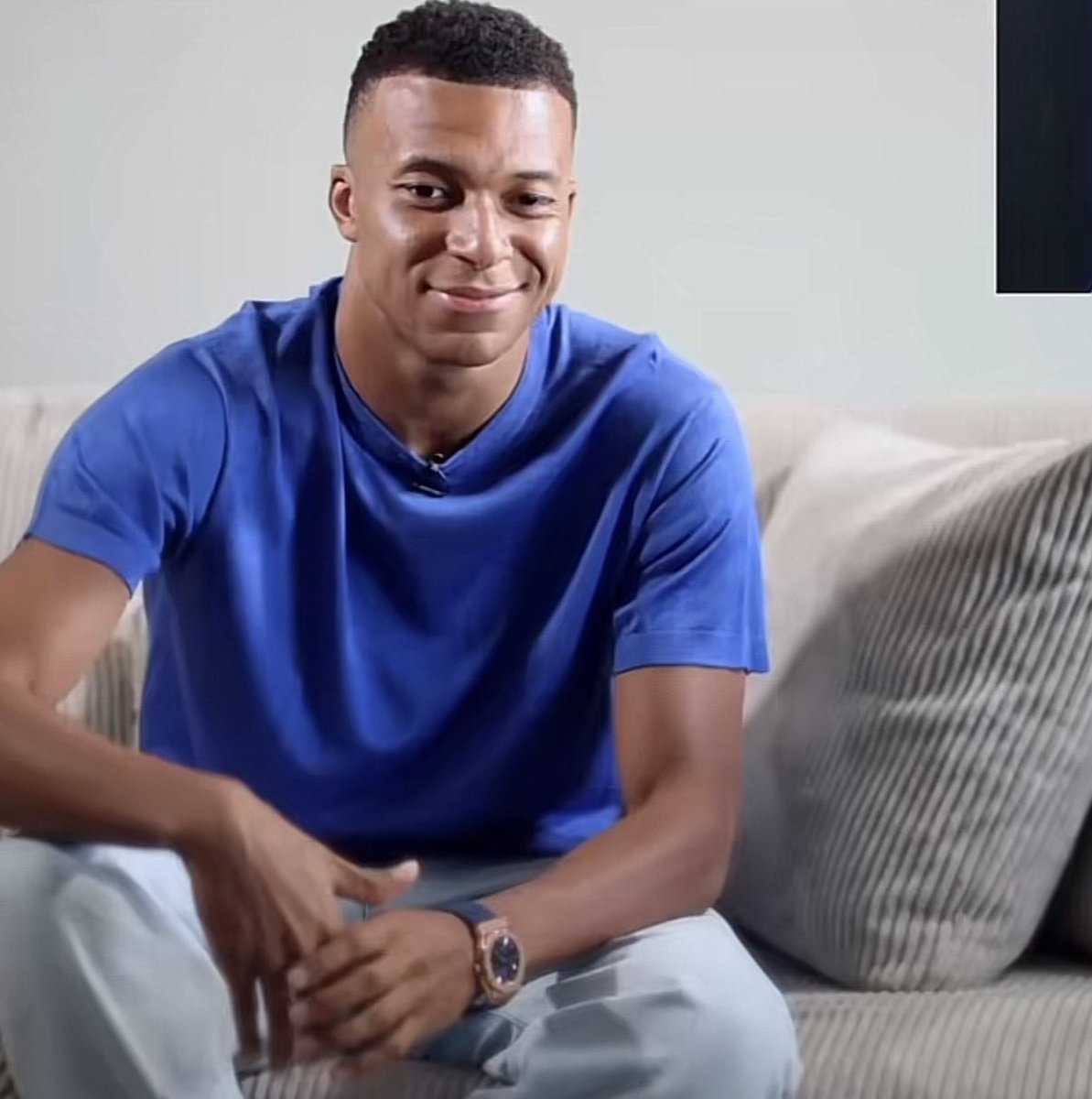 _BeFootball's tweet photo. 🚨 « J’AIME PAS LA COMMUNICATION DE MBAPPÉ, IL FORCE, IL FORCE, ET IL M’AGACE. 😡 »

La campagne médiatique de Mbappe 🇫🇷 pour le Ballon d’Or a TAPÉ SUR LE SYSTÈME de Benoit Trémoulinas 🇫🇷👇 

« IL M’AGACE ET IL AGACE DE + EN + DE PERSONNES. Même autour de moi on en parle parce que c’est le sujet d’actualité. 😤

L’interview d’Ousmane Dembélé… ELLE EST ASSEZ CRIANTE. C’est rare de voir Ousmane Dembélé prendre parti, sortir des mots d’un contexte répété par Mbappé.

Il a dit : “MOI JE NE SUIS PAS L’ÉLU”, C’EST FORT QUAND MÊME. Il était très sérieux, il a voulu faire passer un message, et c’est passé. ✅ »

(@lachainelequipe)