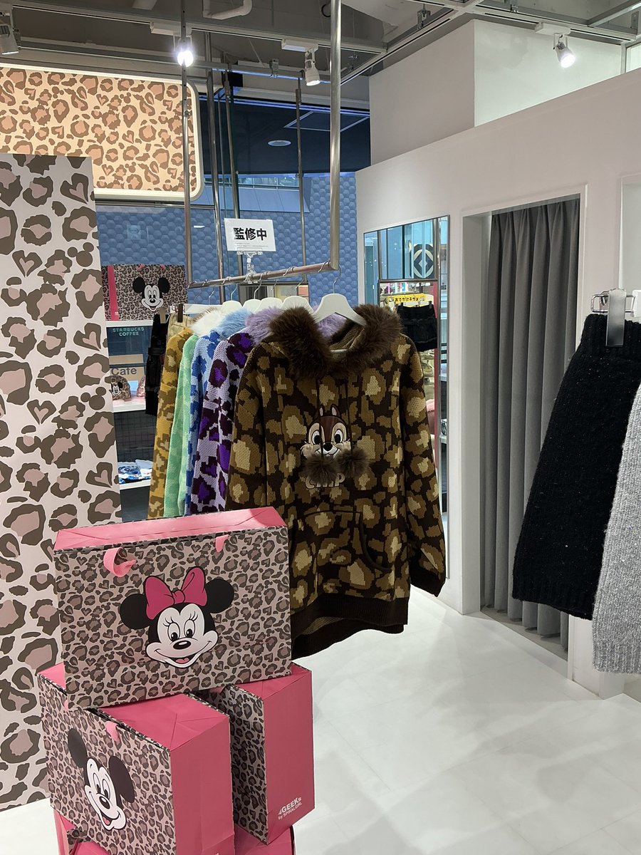 miikun18's tweet photo. 4Gのディズニーレオパードコレクションに実はクラリス、デイジー、ドナルド、チップ、デールも仲間入り❤️
商品展示中なのでぜひラフォーレ原宿店へ見にきてね！
後日受注販売予定！ https://t.co/c9ZCcw0cE0