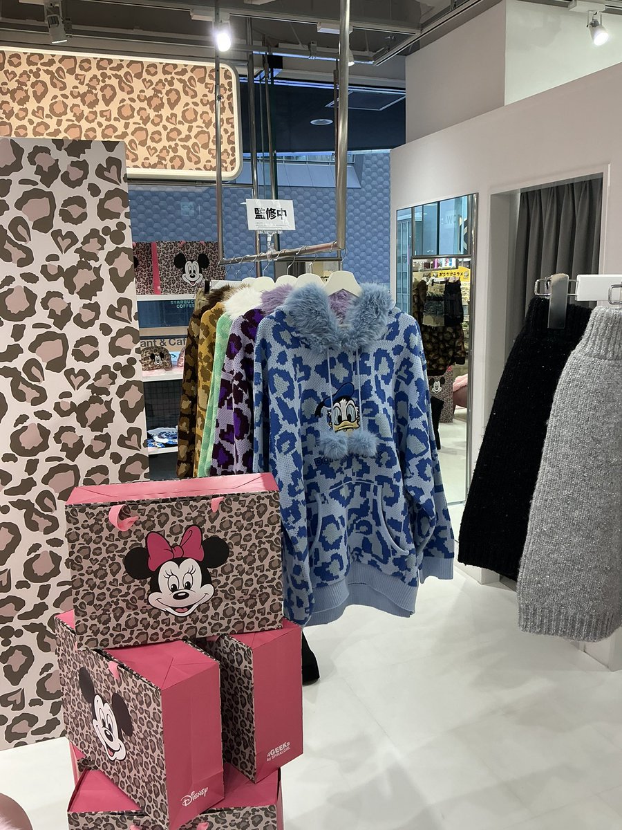 miikun18's tweet photo. 4Gのディズニーレオパードコレクションに実はクラリス、デイジー、ドナルド、チップ、デールも仲間入り❤️
商品展示中なのでぜひラフォーレ原宿店へ見にきてね！
後日受注販売予定！ https://t.co/c9ZCcw0cE0