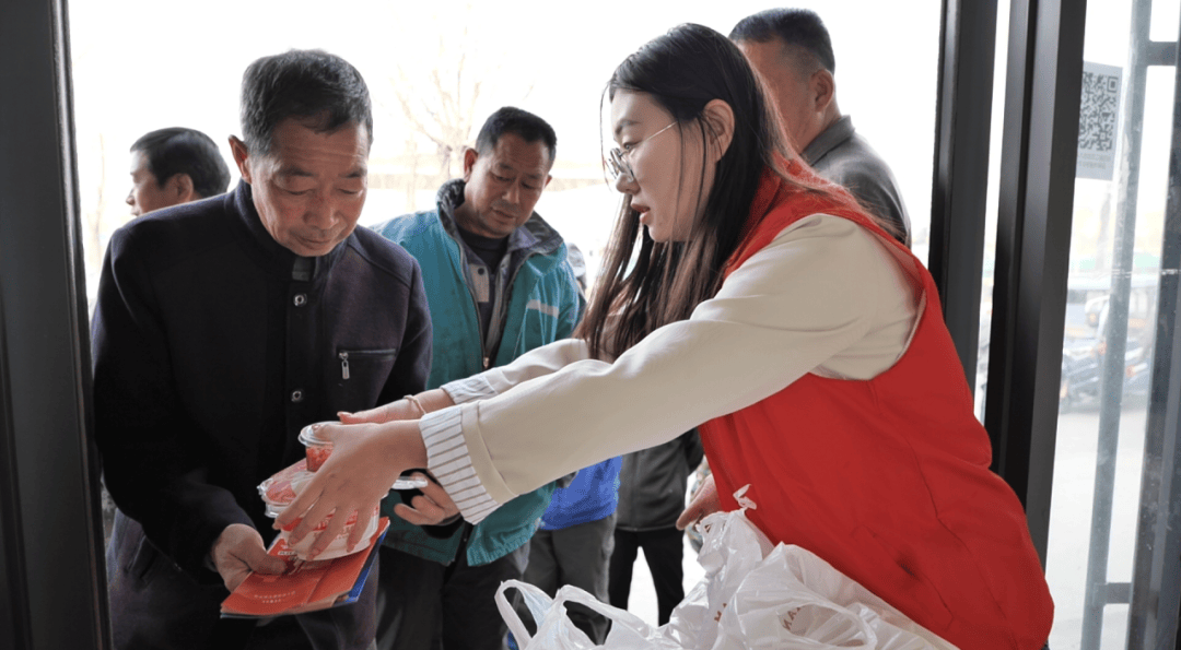 LaiCederstd2x's tweet photo. Just wrapped a 3-day community food drive with 20 amazing volunteers! We packed 500+ meal boxes for elderly neighbors in need – nothing beats the warmth of giving back together. https://t.co/aOceqQ6pBw