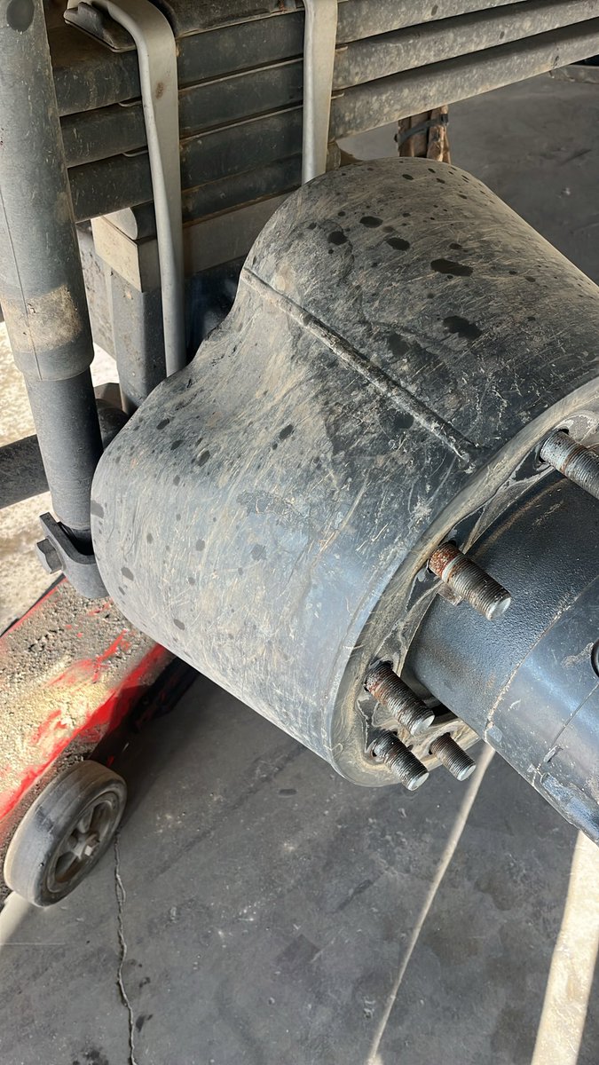 extremadurafire's tweet photo. Las defensas de las partes más sensibles de las #autobombas también necesitan algo de cariño. La campana protectora de los discos de freno “flirteó con un tocón”. En los detalles habita el diablo. https://t.co/KTmJJfqlIo