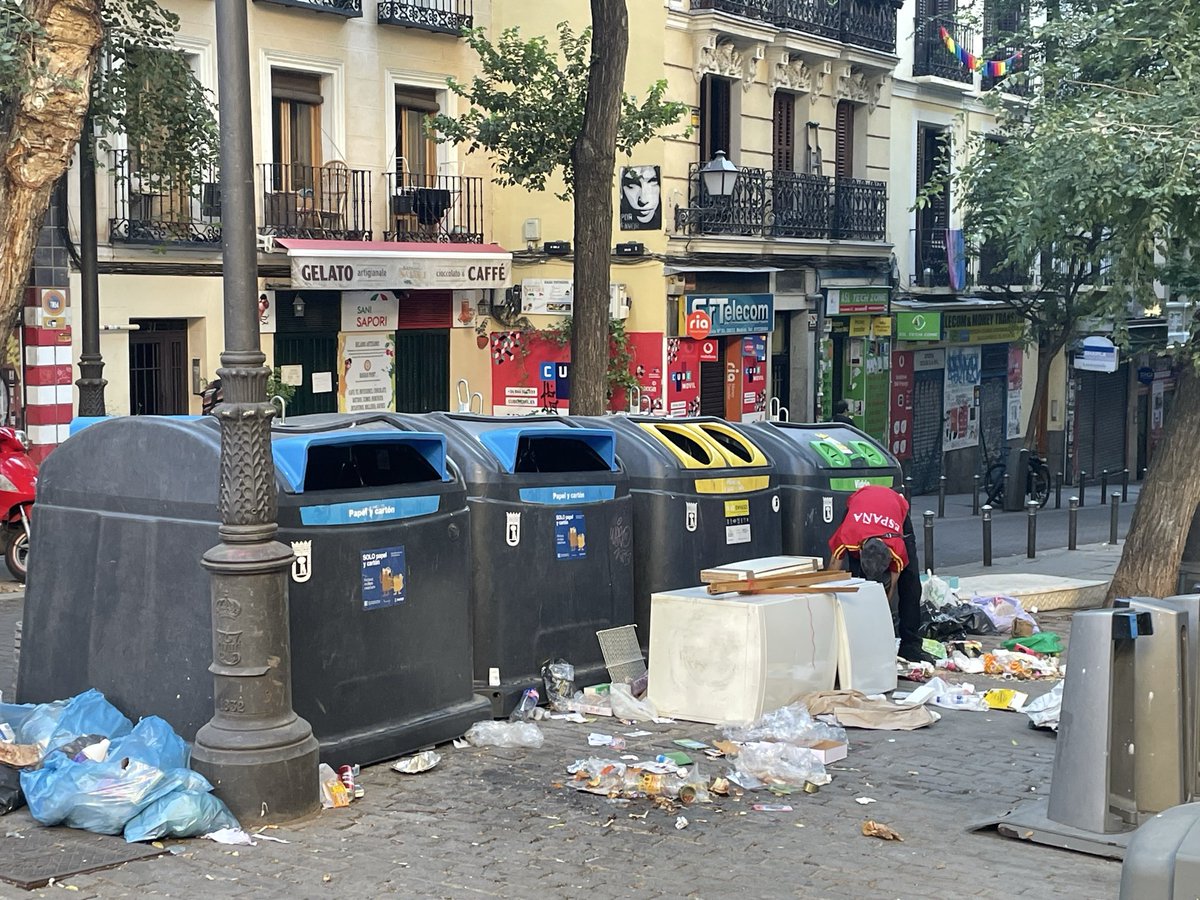 AlejandroCence2's tweet photo. Hace un año hice una foto en este rincón de Madrid. Hoy hago esta. Sigue igual. No tengo ni idea de cómo está yendo la Fórmula 1, lo que sí sé es lo que veo a mi alrededor, y es que está todo lleno de mierda. Gente guarra hay en todas partes, pero así de sucio solo veo Madrid. https://t.co/ocHt8jNwQP