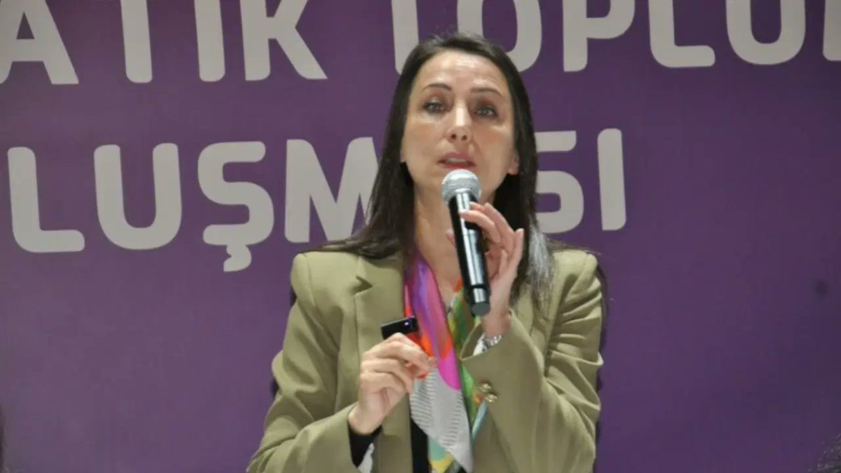 Dogruhaber_gzt's tweet photo. DEM Parti sapkınlara arka çıkmaya devam ediyor 

📌 DEM Parti Eş Genel Başkanı Tülay Hatimoğulları:

🗣 "LGBTİ+’lar bu toplumun da hayatın da parçasıdır. Onları tehdit görmek, nefret suçlarının hedefi haline getirmek, gözaltı ve tutuklamalarla örgütlenmelerini kriminalize etmeye çalışmak antidemokratiktir ve kabul edilemez."
