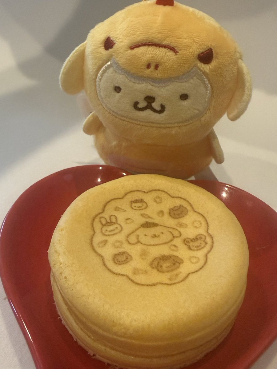 hanacha0325's tweet photo. 今川焼きを狙う怪獣ポム https://t.co/hiqs3z6qGn