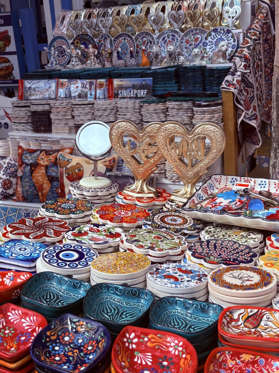 hellobyejas's tweet photo. A dazzling array of ceramic bowls with rich colors. https://t.co/Hh5nxrl5Cu