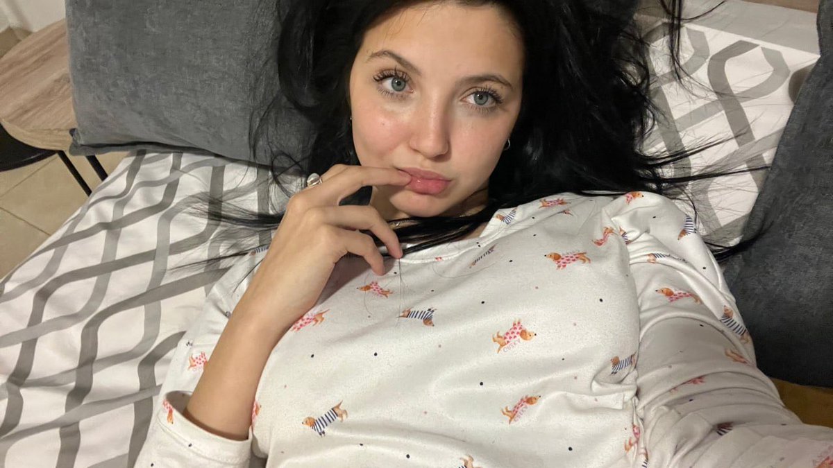 FreyaLaterr's tweet photo. dressed for sleep but somehow keeping u awake https://t.co/DV8iaJJk9q