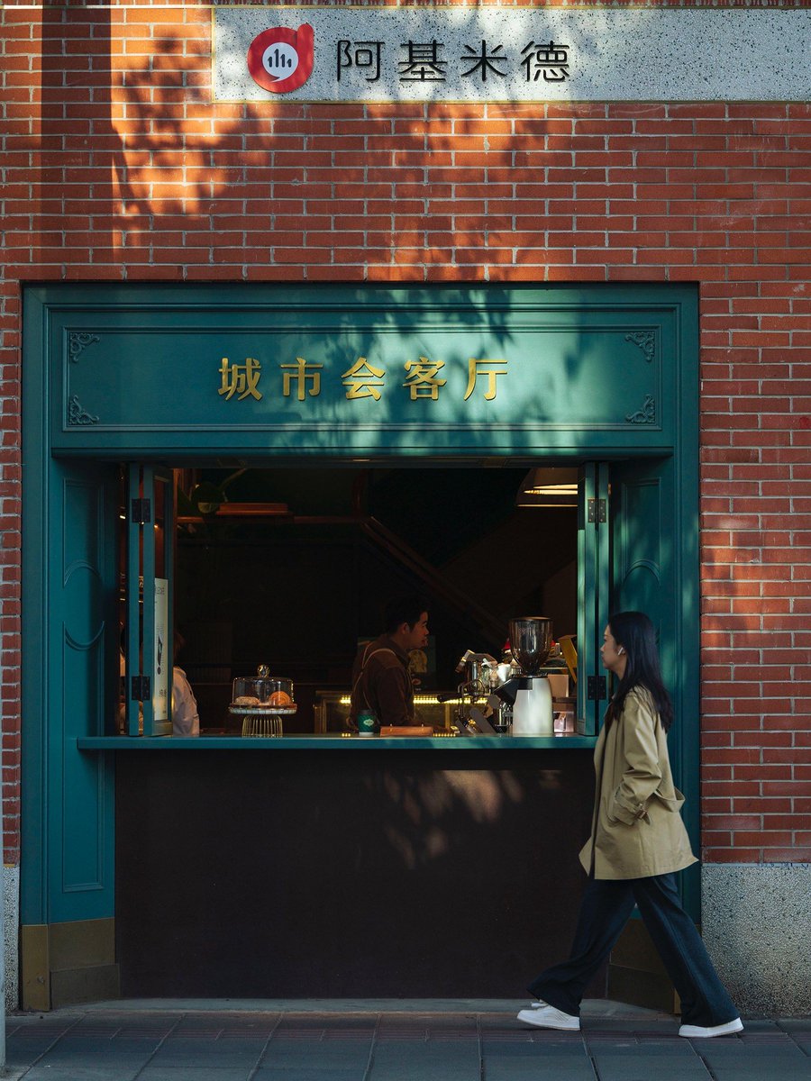 xyliy164998's tweet photo. Caught a random street moment just now – sun dappling past a vintage bike chained to a neon sign, a barista rushing out with a paper cup. Small, warm chaos makes the city feel alive. https://t.co/G3veinwaQi