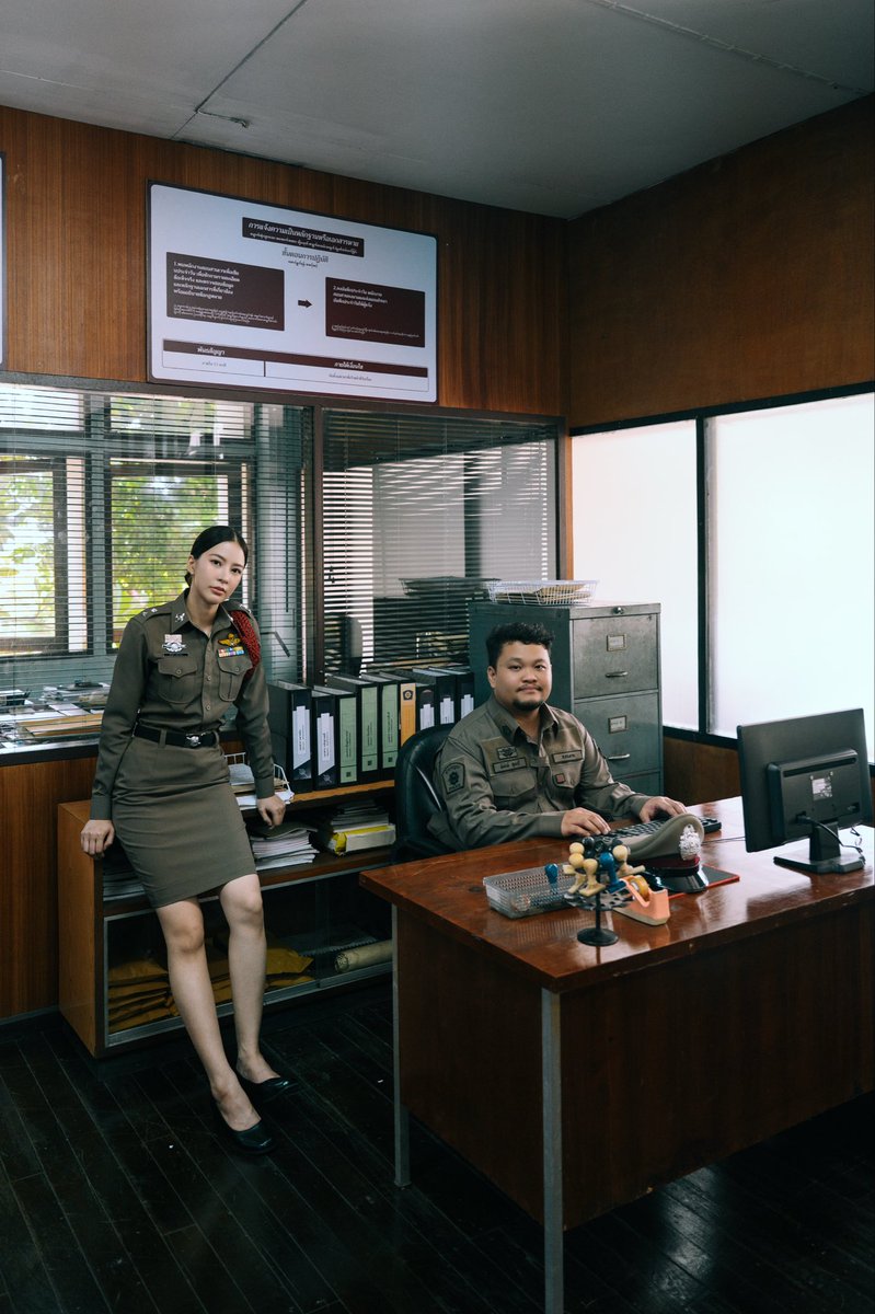 Puinoonwrsr's tweet photo. โต๊ะทำงานมีไว้เคลียร์คดี ส่วนพื้นที่ข้าง ๆ หมวดมีไว้ให้เธอ เด้ออออ 😎🚔

#ข่มขลังตอนที่2
#ปุยนุ่นวรางค์ศิริ
#Puinoonwrsr
#khomklhangtheseries https://t.co/UhSkuJFP5A